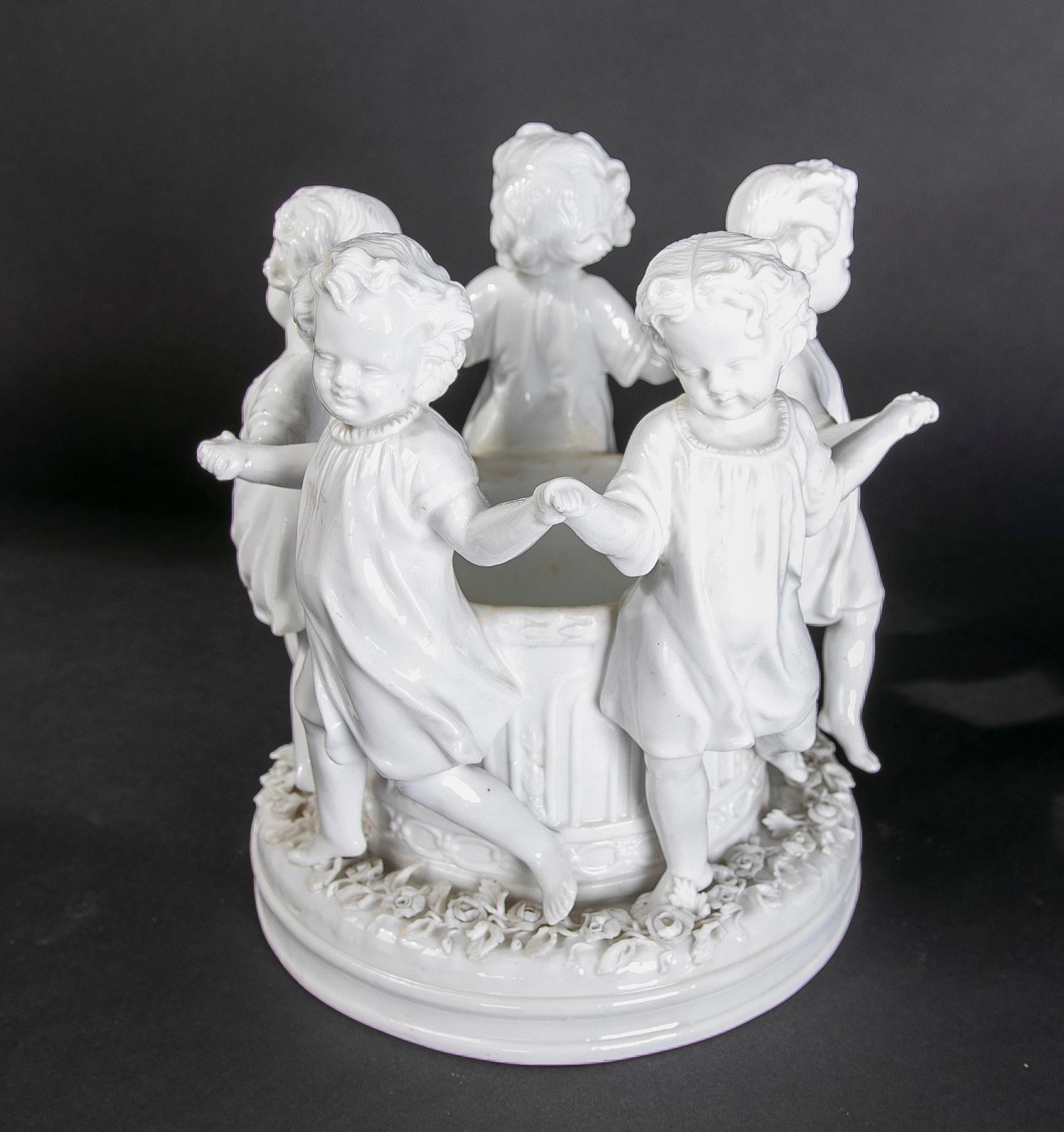 19th Century Austrian Porcelain Sculptural Set in White with Children In Good Condition For Sale In Marbella, ES