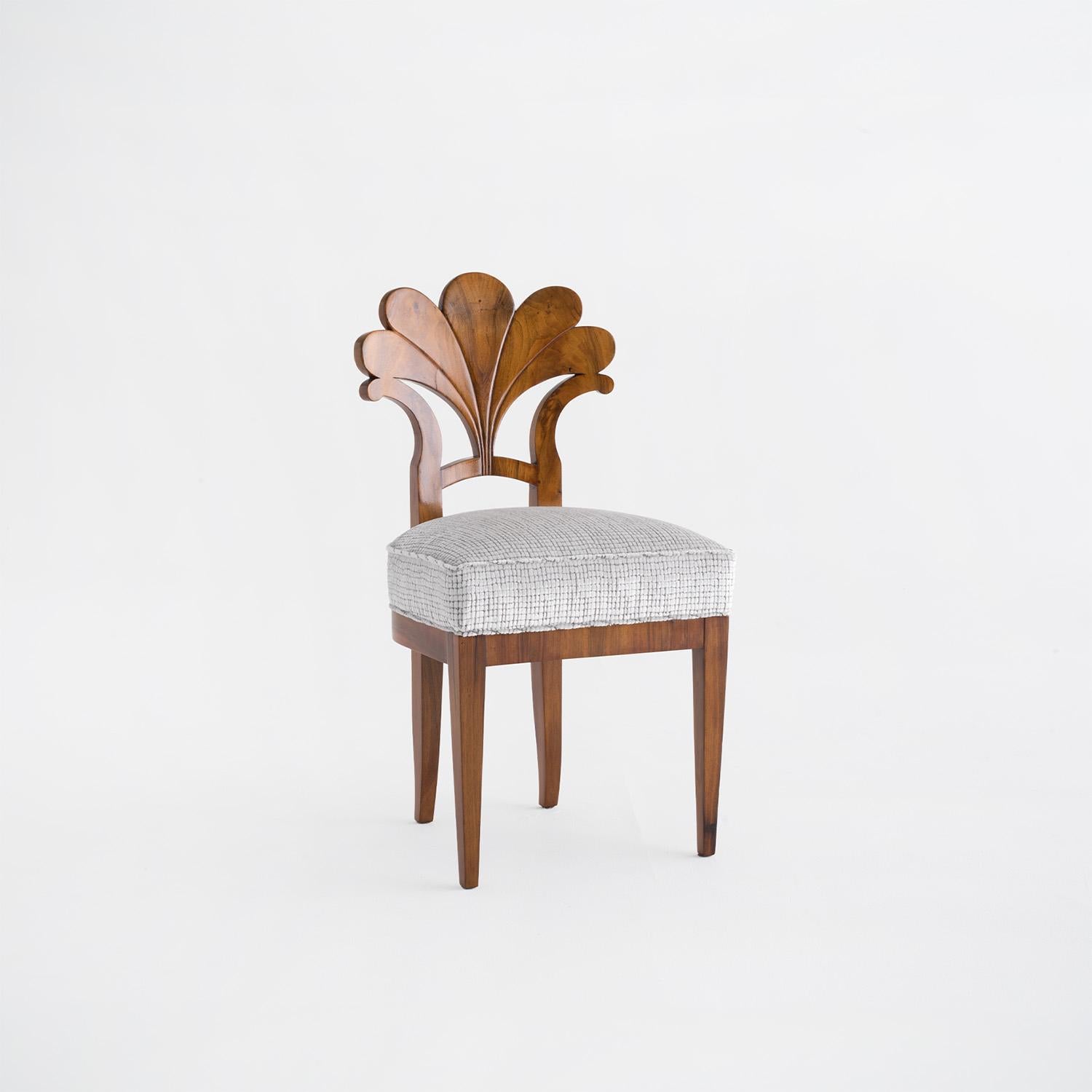 Ensemble autrichien du 19ème siècle de quatre chaises de salle à manger Biedermeier anciennes en noyer en vente 3