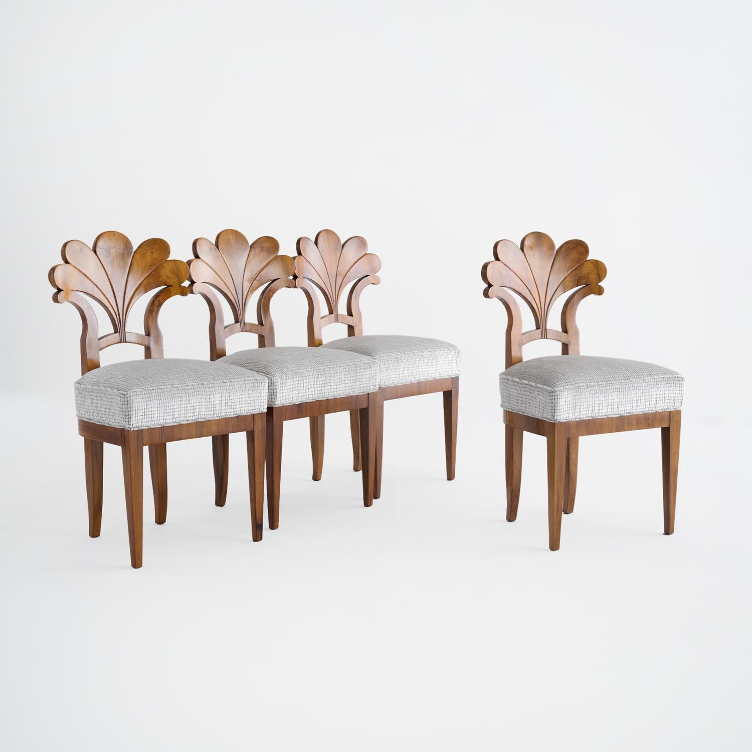 Sculpté à la main Ensemble autrichien du 19ème siècle de quatre chaises de salle à manger Biedermeier anciennes en noyer en vente