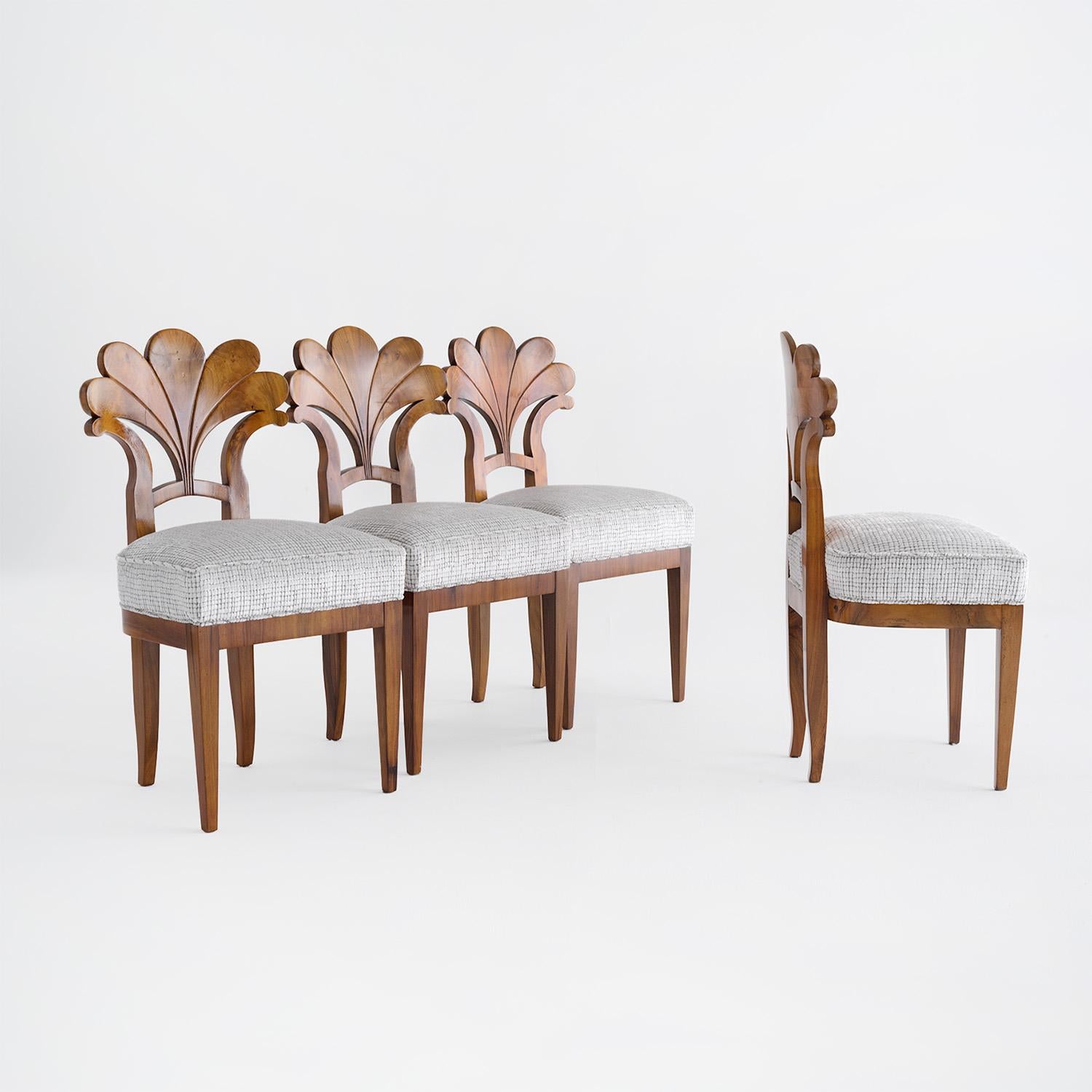 Ensemble autrichien du 19ème siècle de quatre chaises de salle à manger Biedermeier anciennes en noyer Bon état - En vente à West Palm Beach, FL