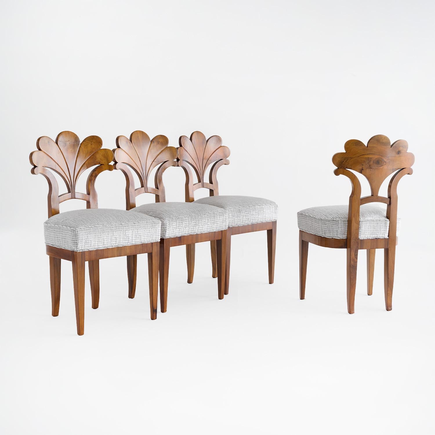 XIXe siècle Ensemble autrichien du 19ème siècle de quatre chaises de salle à manger Biedermeier anciennes en noyer en vente