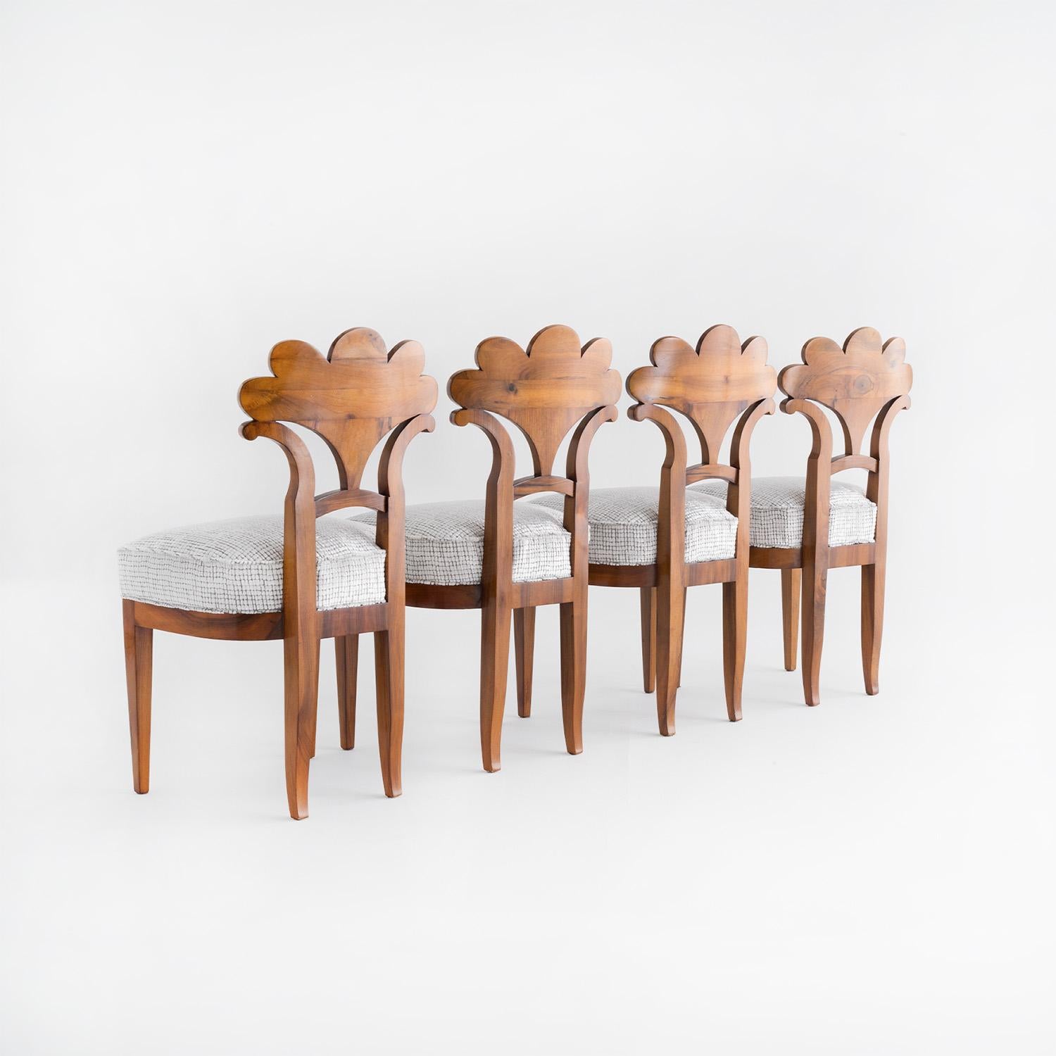 Tissu Ensemble autrichien du 19ème siècle de quatre chaises de salle à manger Biedermeier anciennes en noyer en vente