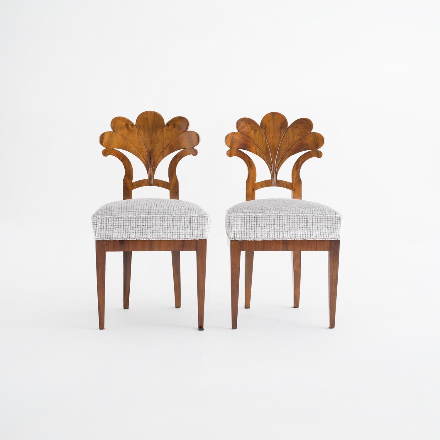 Ensemble autrichien du 19ème siècle de quatre chaises de salle à manger Biedermeier anciennes en noyer en vente 1