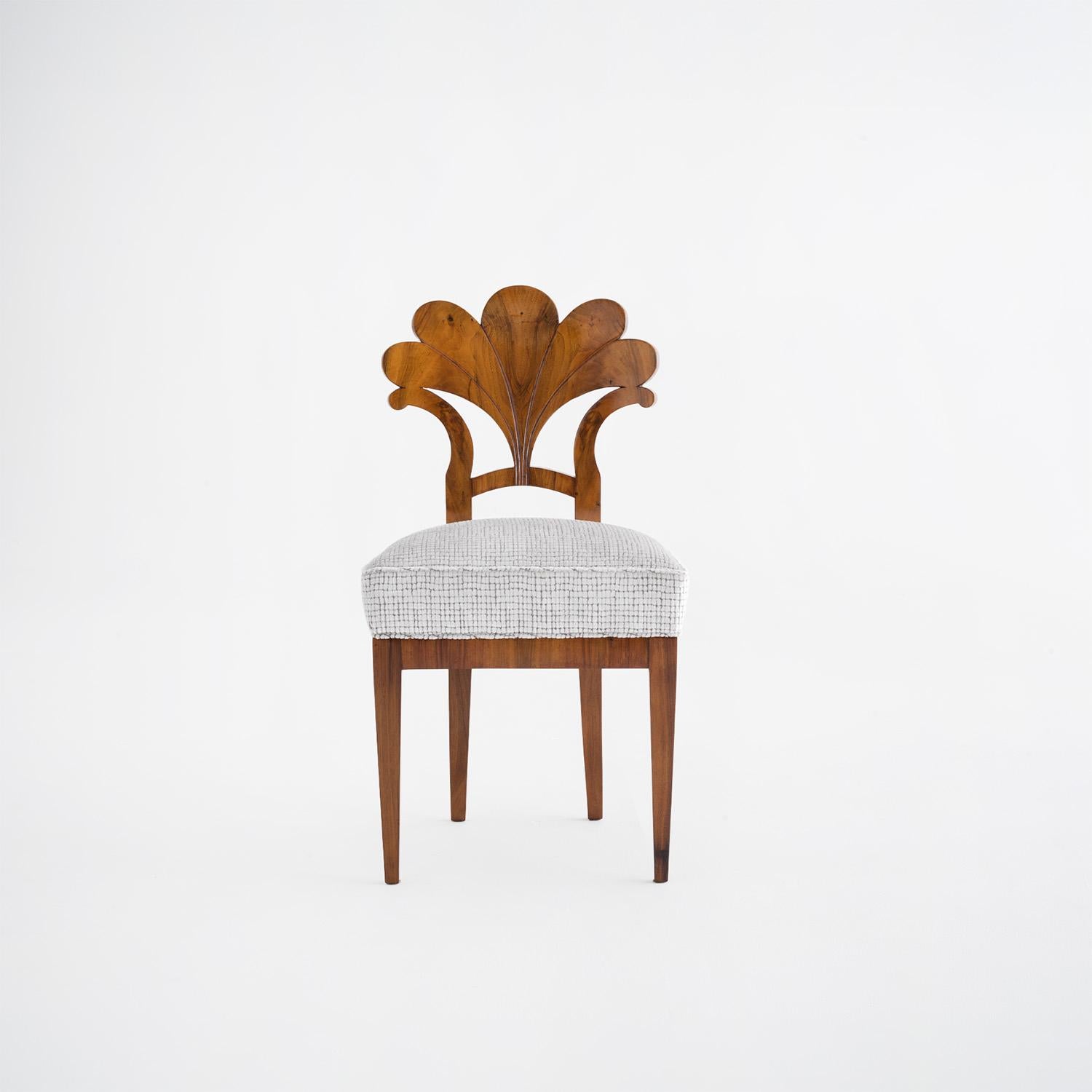 Ensemble autrichien du 19ème siècle de quatre chaises de salle à manger Biedermeier anciennes en noyer en vente 2