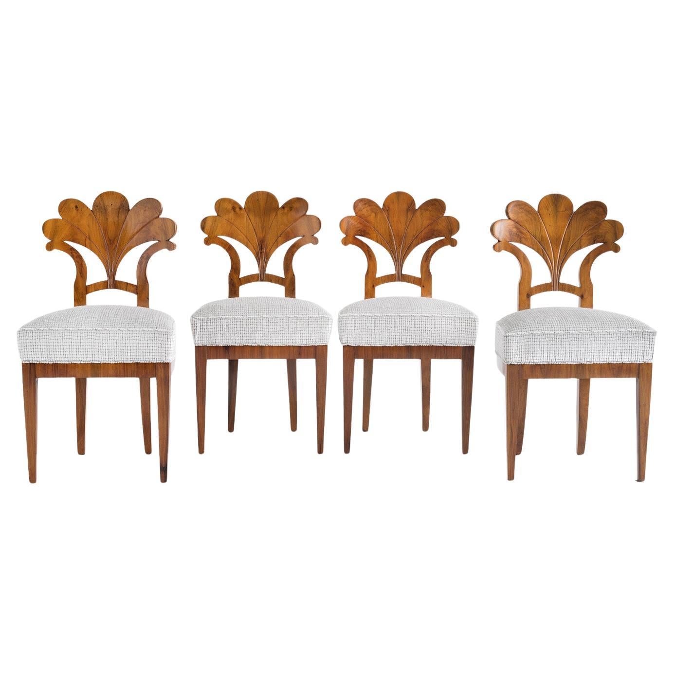 Ensemble autrichien du 19ème siècle de quatre chaises de salle à manger Biedermeier anciennes en noyer