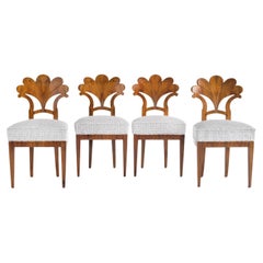 Juego austriaco del siglo XIX de cuatro sillas de comedor antiguas Biedermeier de nogal