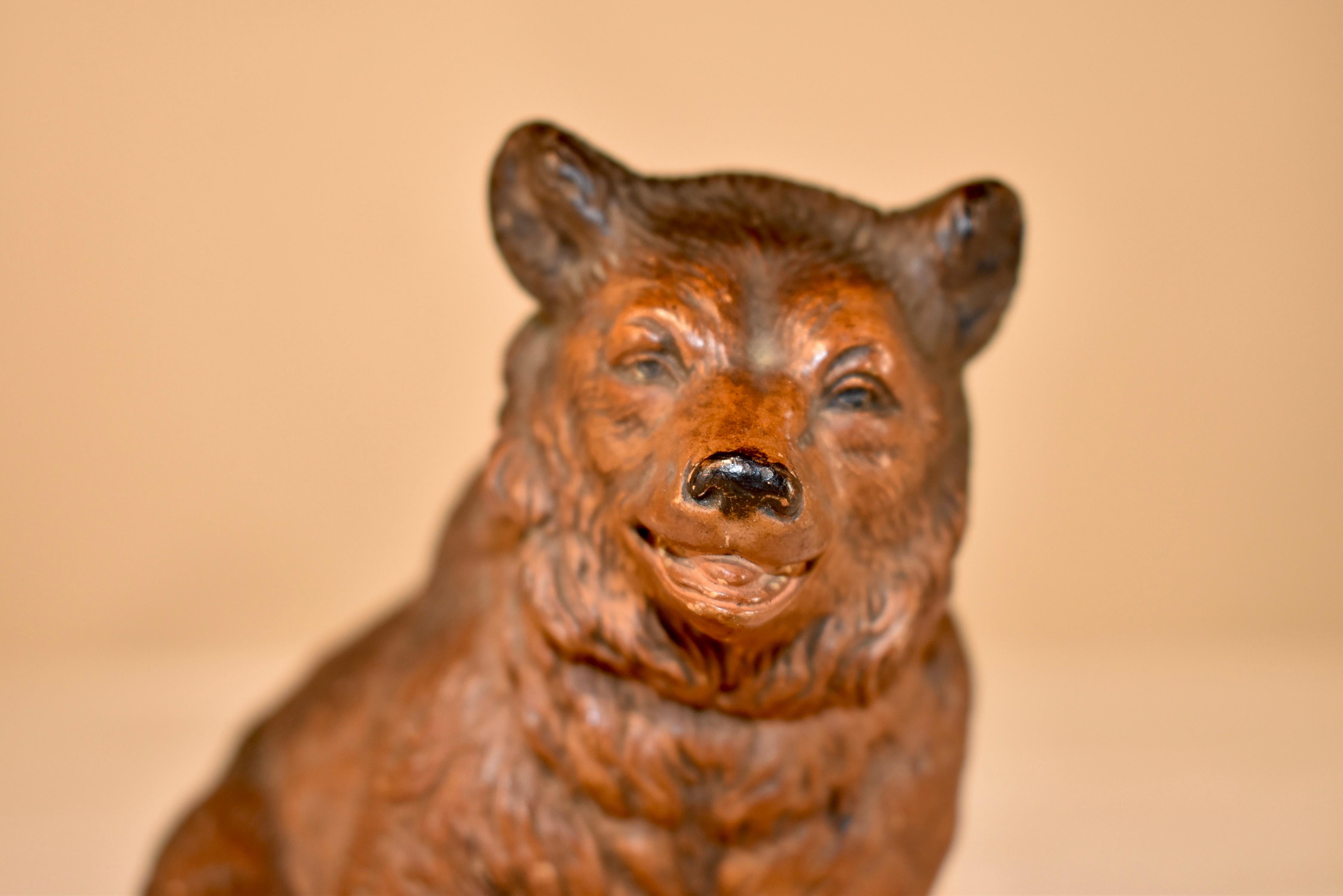 Figurine d'ours en terre cuite du 19e siècle, originaire d'Autriche. Il est un moule merveilleux et est peint à la main avec une telle expression ! Il a de beaux détails et est certain de vous faire sourire.