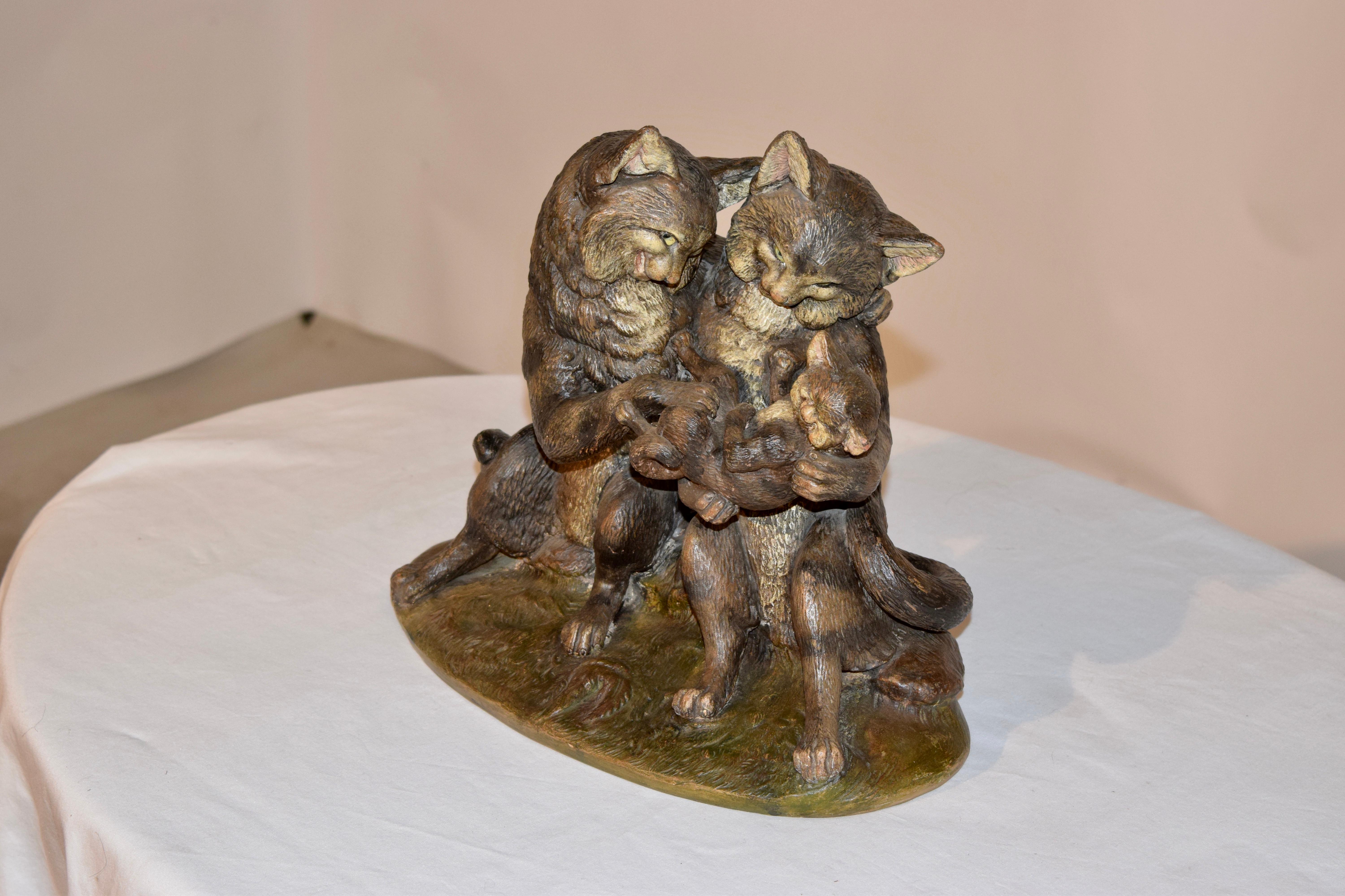 Terracotta Gruppo di gatti in terracotta austriaco del XIX secolo in vendita