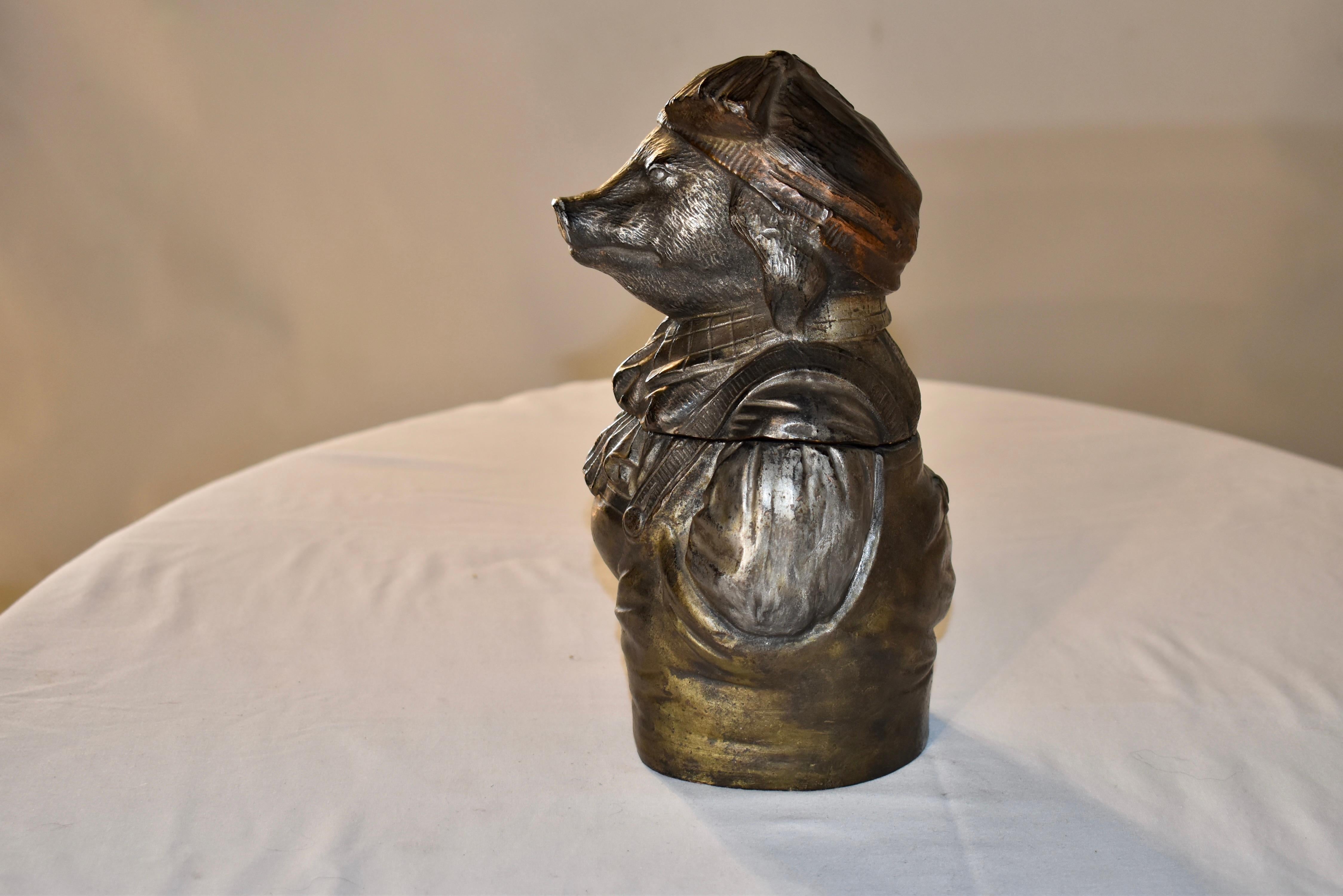 Terrakotta-Tabakdose aus Österreich aus dem 19. Jahrhundert mit wunderschöner Metallglasur. Das Schwein trägt einen Hut mit Fransen und eine Latzhose mit Kragenhemd und Halstuch. Er hat einen schönen Gesichtsausdruck und ist in warmen Metallic-Gold-