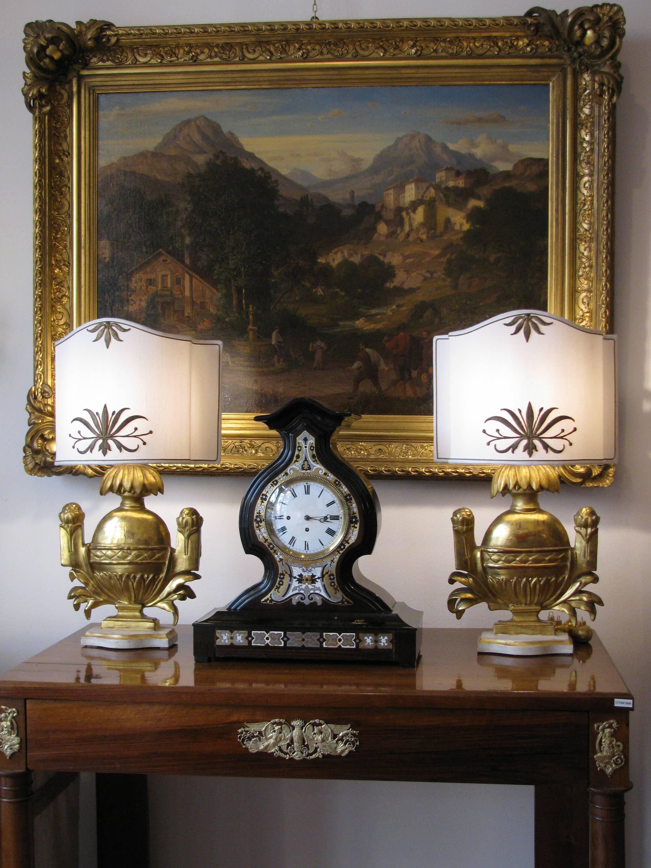 Viennese table clock inlaid with ebonized pear wood and rosewood case decorated with great marquetry, geometric ivory , zinc and brass inlays, in perfect condition.

The wooden case and inlays have been restored and finished with elegant