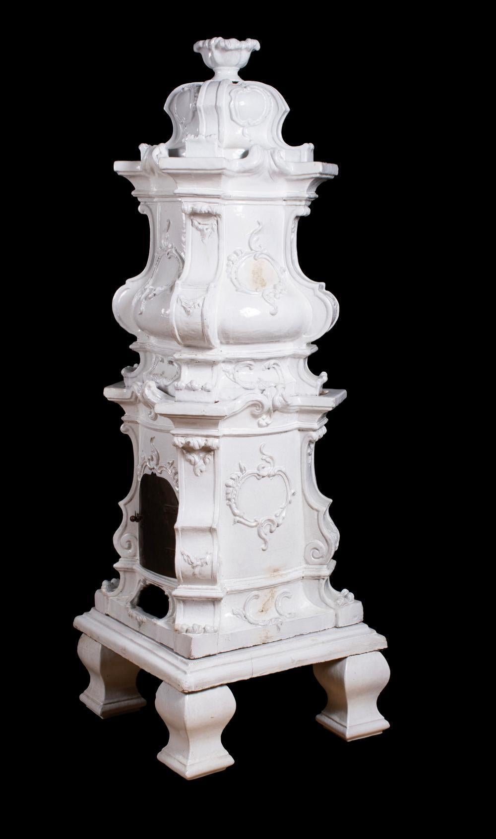 Estufa austriaca del siglo XIX de terracota vidriada blanca Kachelofen Rococó en venta