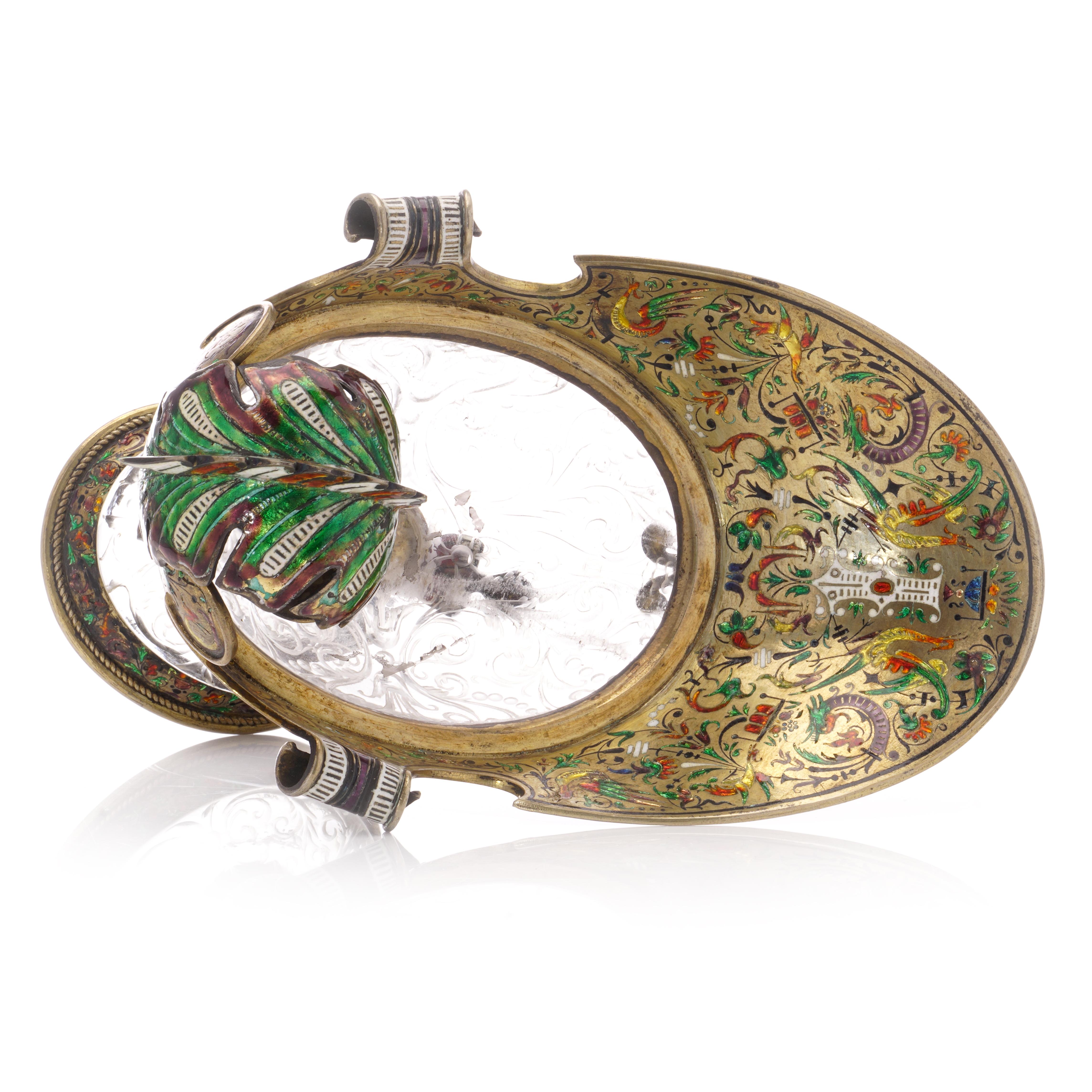 Antiguo siglo XIX Austrohúngaro Plata 800. muy ornamentada, esmalte vienés  y aguamanil/copa de cristal de roca. 


Sobre un majestuoso pedestal abovedado adornado con radiante plata y reluciente cristal de roca, el nivel inferior se despliega en