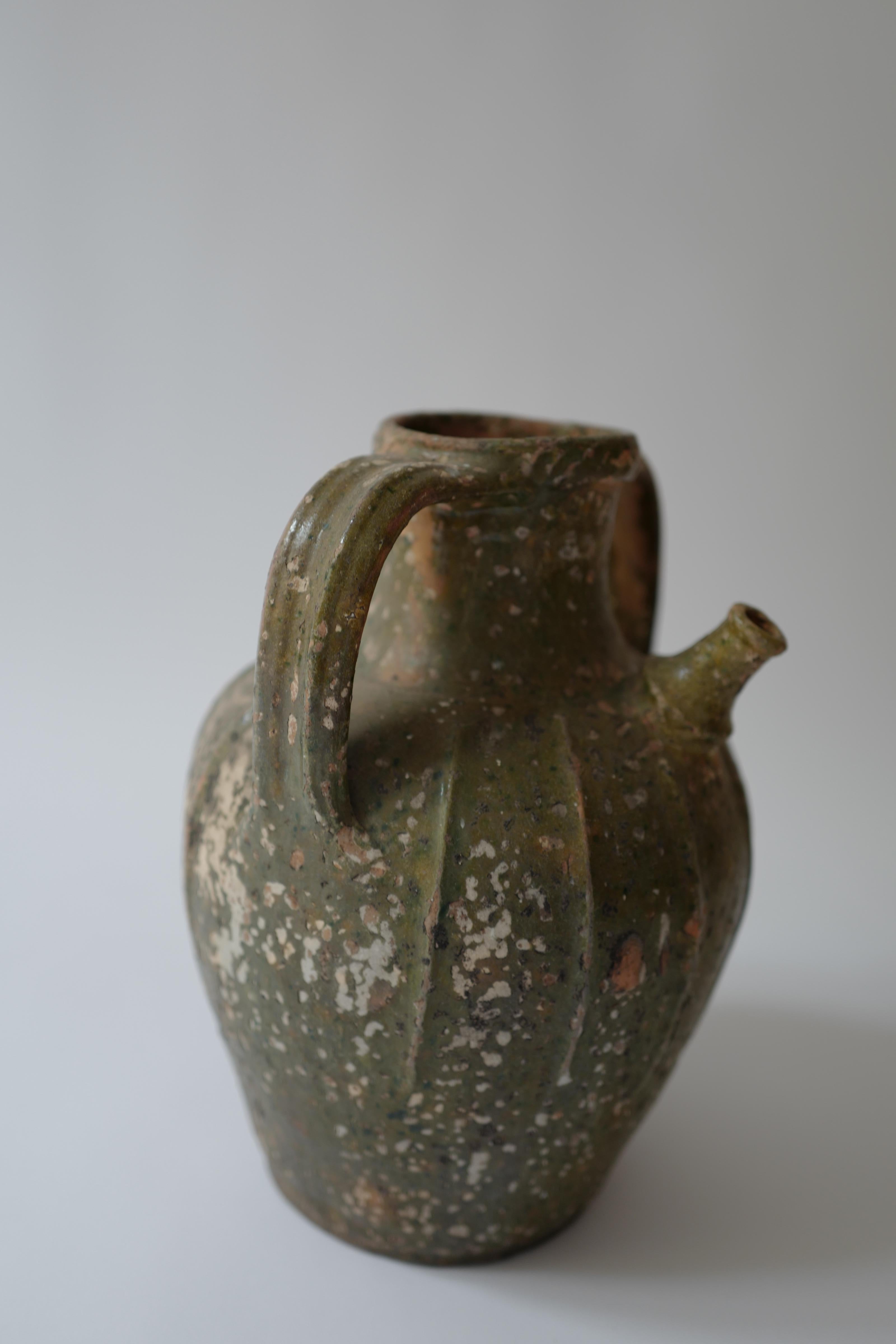 18th Century Green Auvergne France Walnut Oil Jar Pot In Good Condition For Sale In Milano, IT