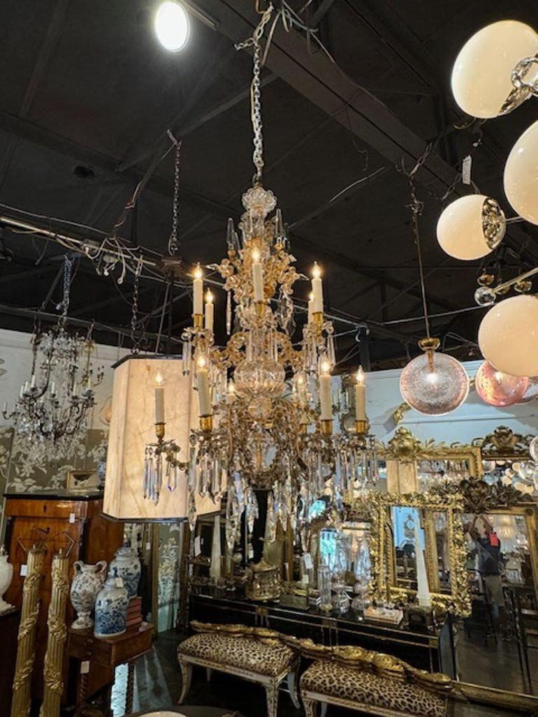 Raffinato lampadario a 12 luci in cristallo e bronzo dorato Baccarat del XIX secolo. Caratterizzato da due livelli di luci e da una pletora di cristalli scintillanti. Un apparecchio spettacolare! Circa 1860
42h x 26w