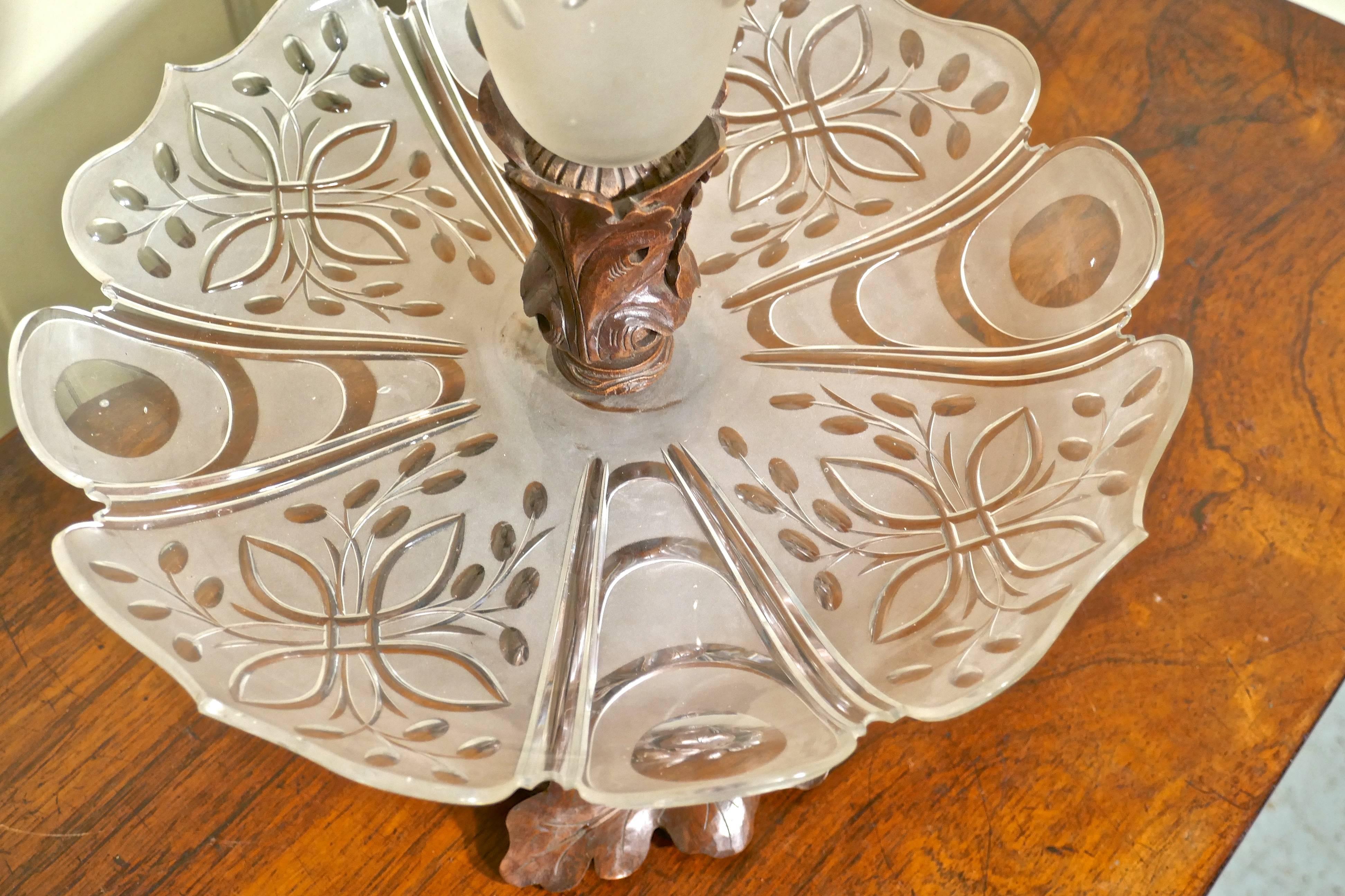 Cristal Centre de table en cristal de Baccarat, avec base sculptée Forêt-Noire en vente