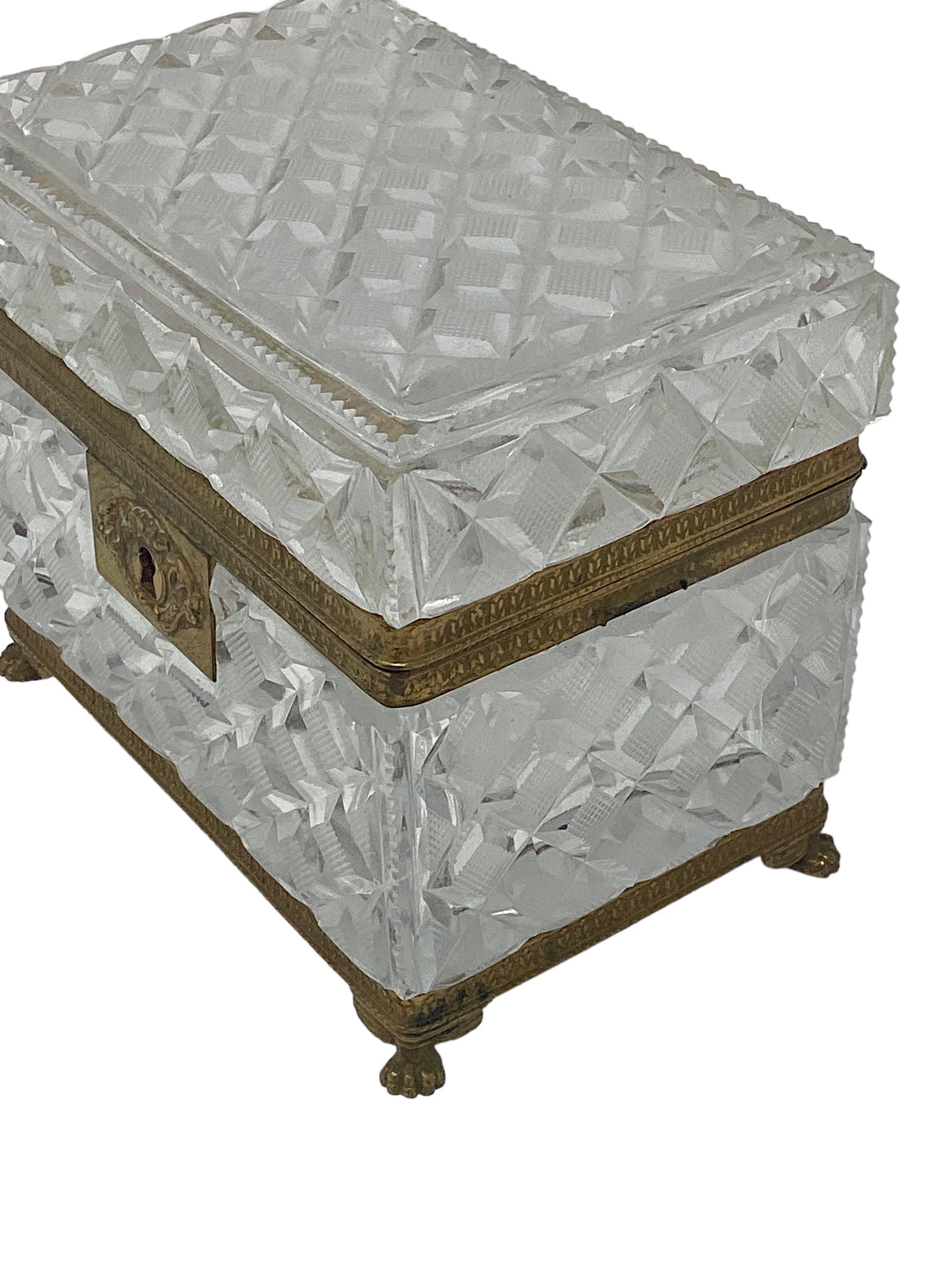 Boîte ou coffret en cristal taillé de Baccarat du 19ème siècle avec montures en bronze doré  Bon état - En vente à Chapel Hill, NC