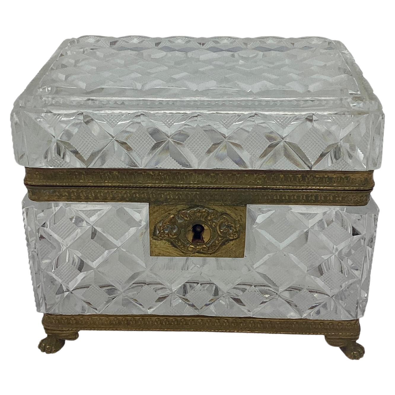 Boîte ou coffret en cristal taillé de Baccarat du 19ème siècle avec montures en bronze doré  en vente