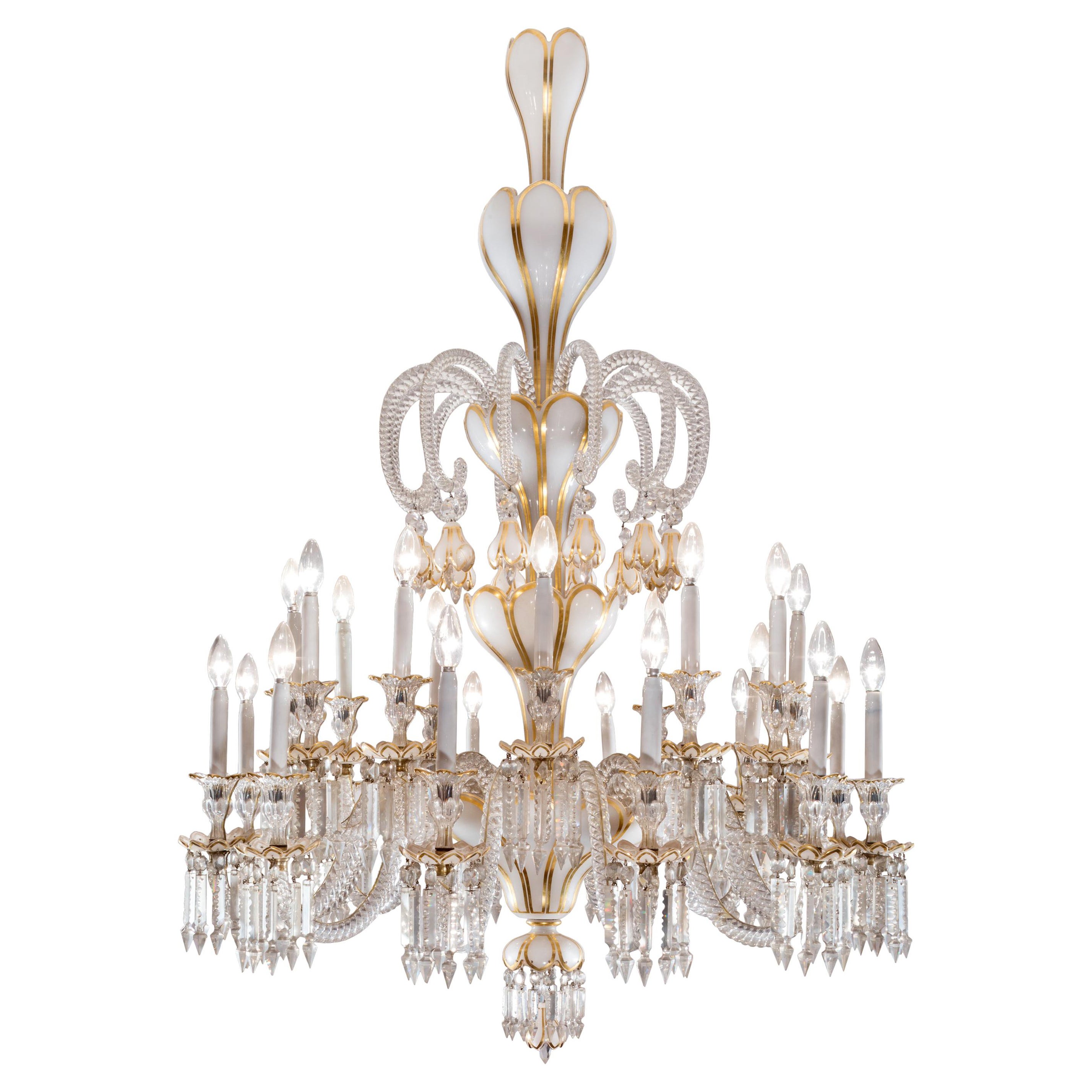 Lustre en opaline blanche de Baccarat du 19ème siècle, à quatre niveaux et 24 Lights, marqué