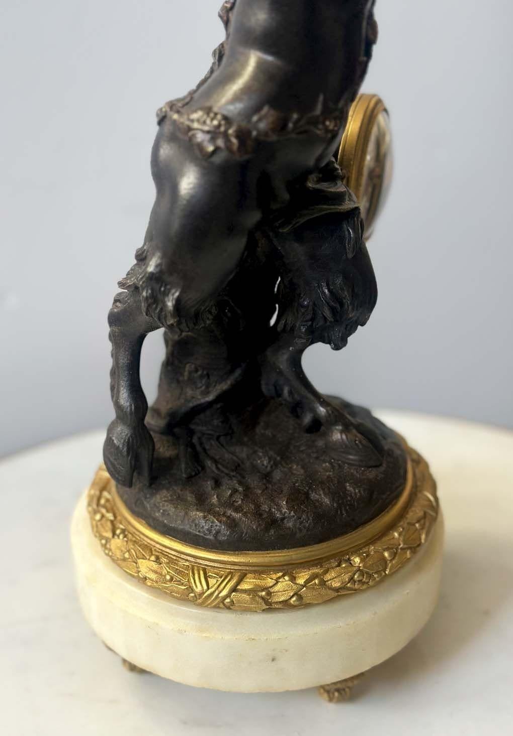 Bacchantische Faun-Skulptur-Uhr aus dem 19. Jahrhundert von H. Moyson (Bronze) im Angebot