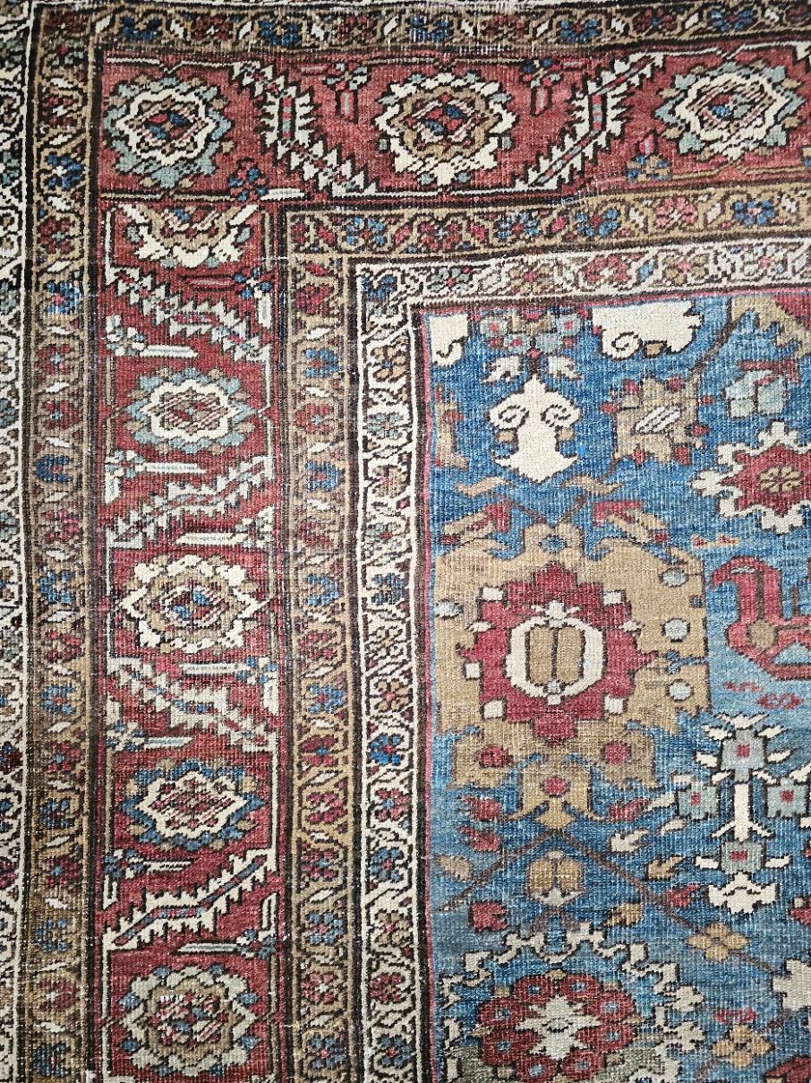 Bakshaish ist das älteste Teppichweberdorf in der Region Persisch-Aserbaidschan, das für seine Teppiche bekannt ist, die sehr kunstvolle und vielfältige abstrahierte Adaptionen uralter Stammes- und klassischer persischer Motive zeigen. Die feinsten