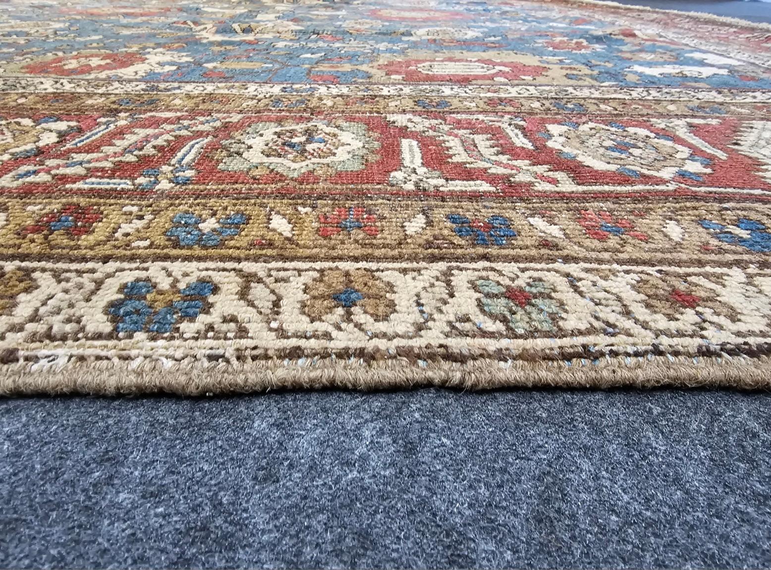 19. Jahrhundert Bakshaish Teppich (Bakhshayesh) 10 x 11,6 blauer Hintergrund im Zustand „Gut“ im Angebot in Los Angeles, CA