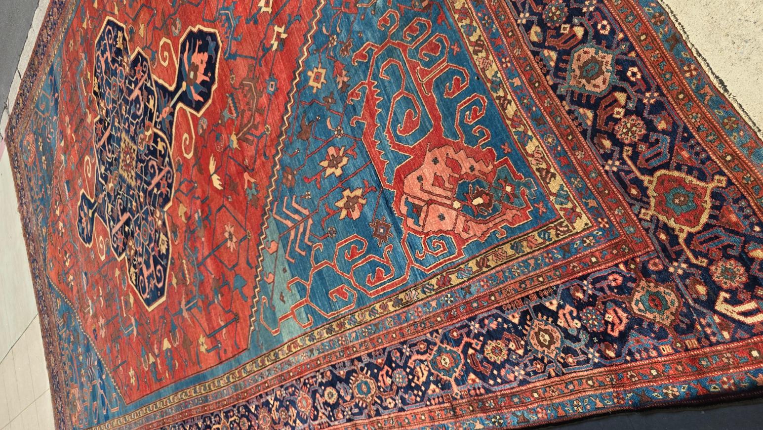 Bakshaish è il più antico villaggio di tessitori di tappeti della regione dell'Azerbaigian persiano, noto per i suoi tappeti altamente artistici, con una straordinaria varietà di adattamenti astratti di antichi motivi tribali e classici persiani. I