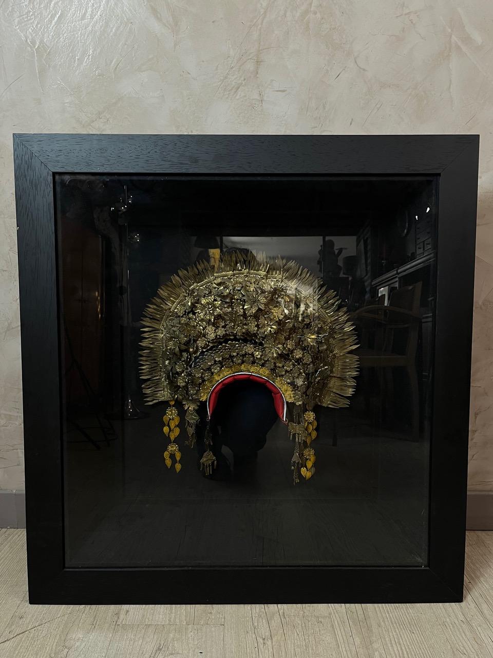 Elevate your interior with this unique and authentic art piece from the 19th century : a traditional Balinese brass wedding headdress, carefully presented in an elegant frame.
A true tribute to Indonesian craftsmanship, blending culture, aesthetics,