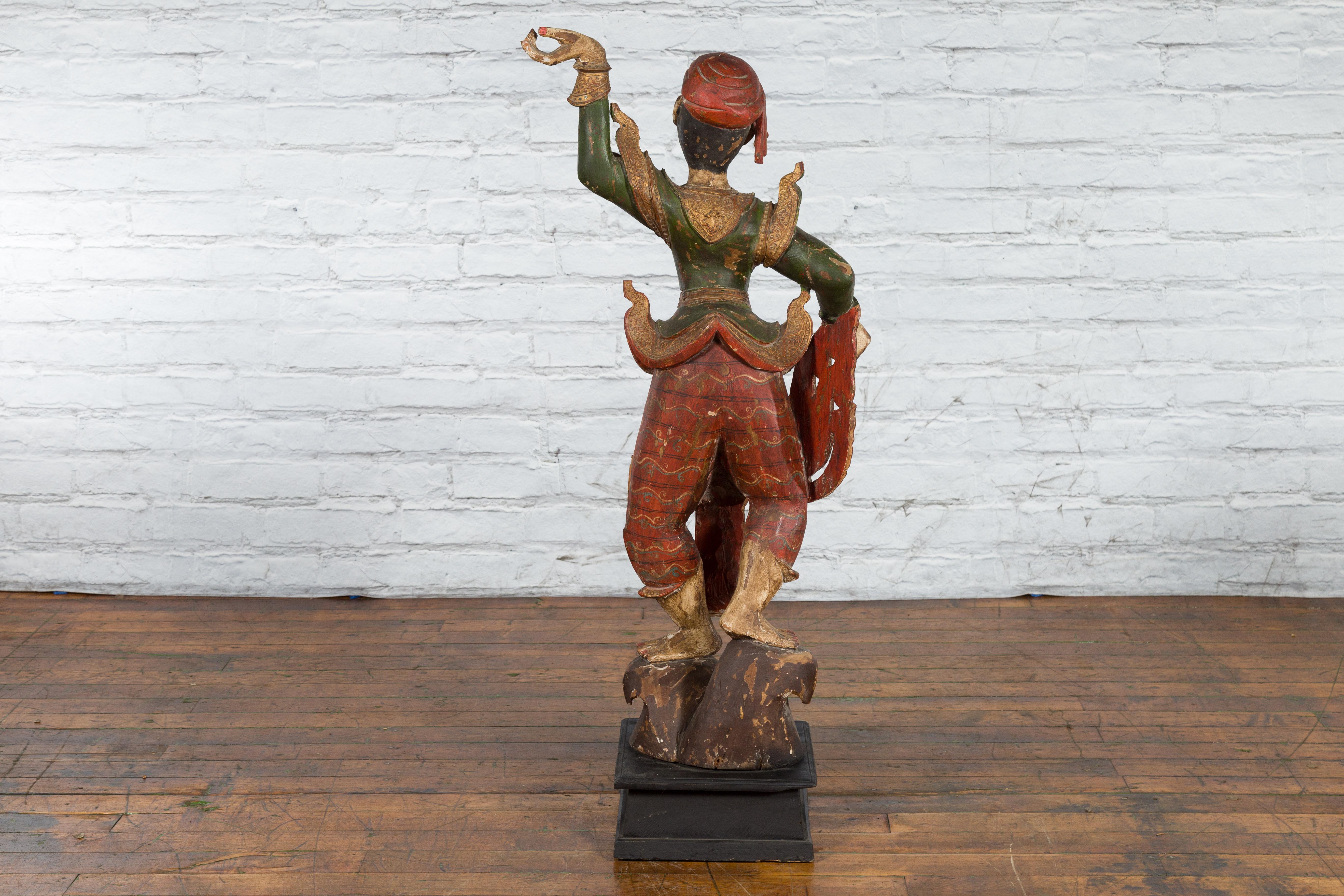 Sculpture balinaise du 19ème siècle en bois sculptée et peinte à la main d'une jeune danseuse en vente 3