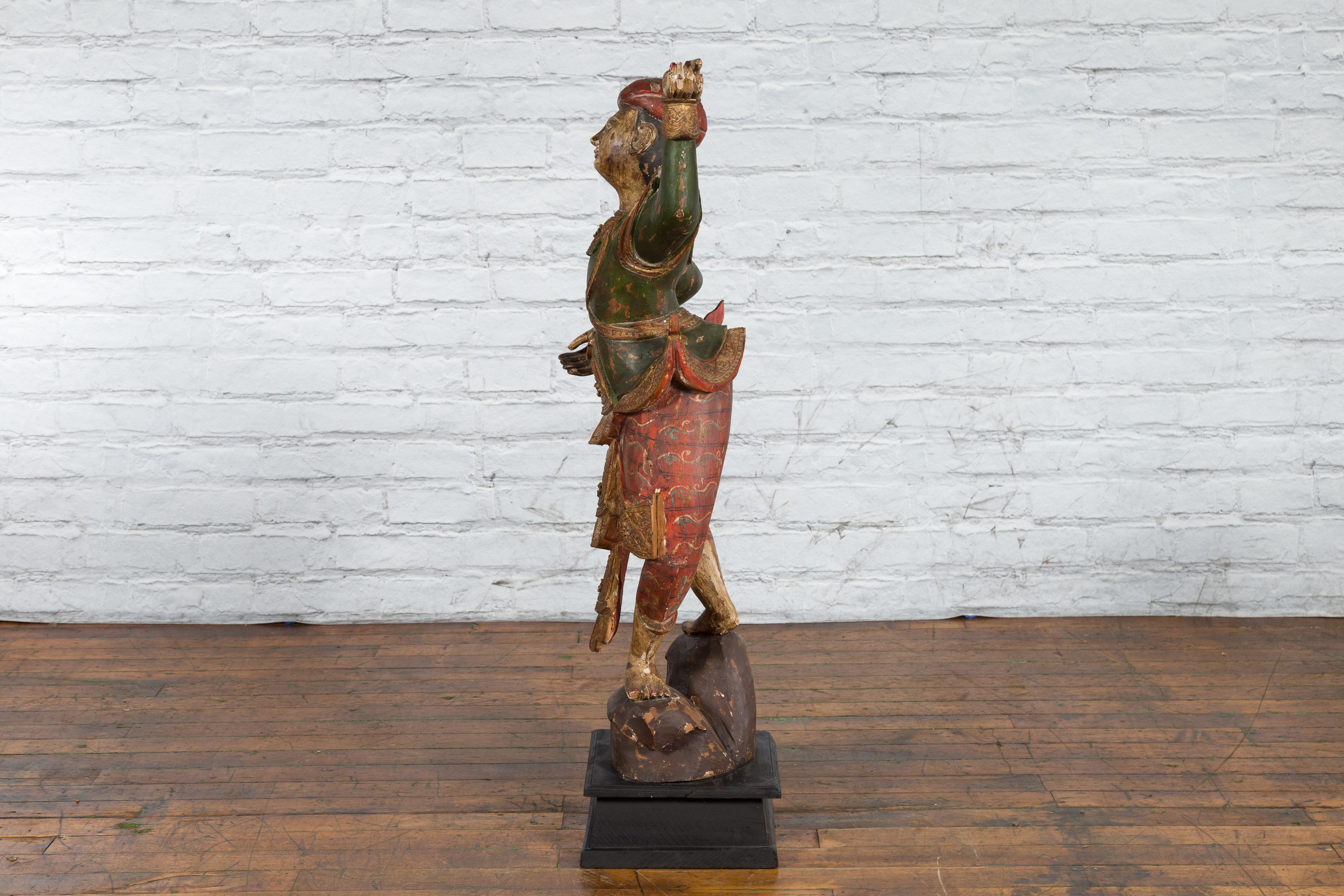 Sculpture balinaise du 19ème siècle en bois sculptée et peinte à la main d'une jeune danseuse en vente 4