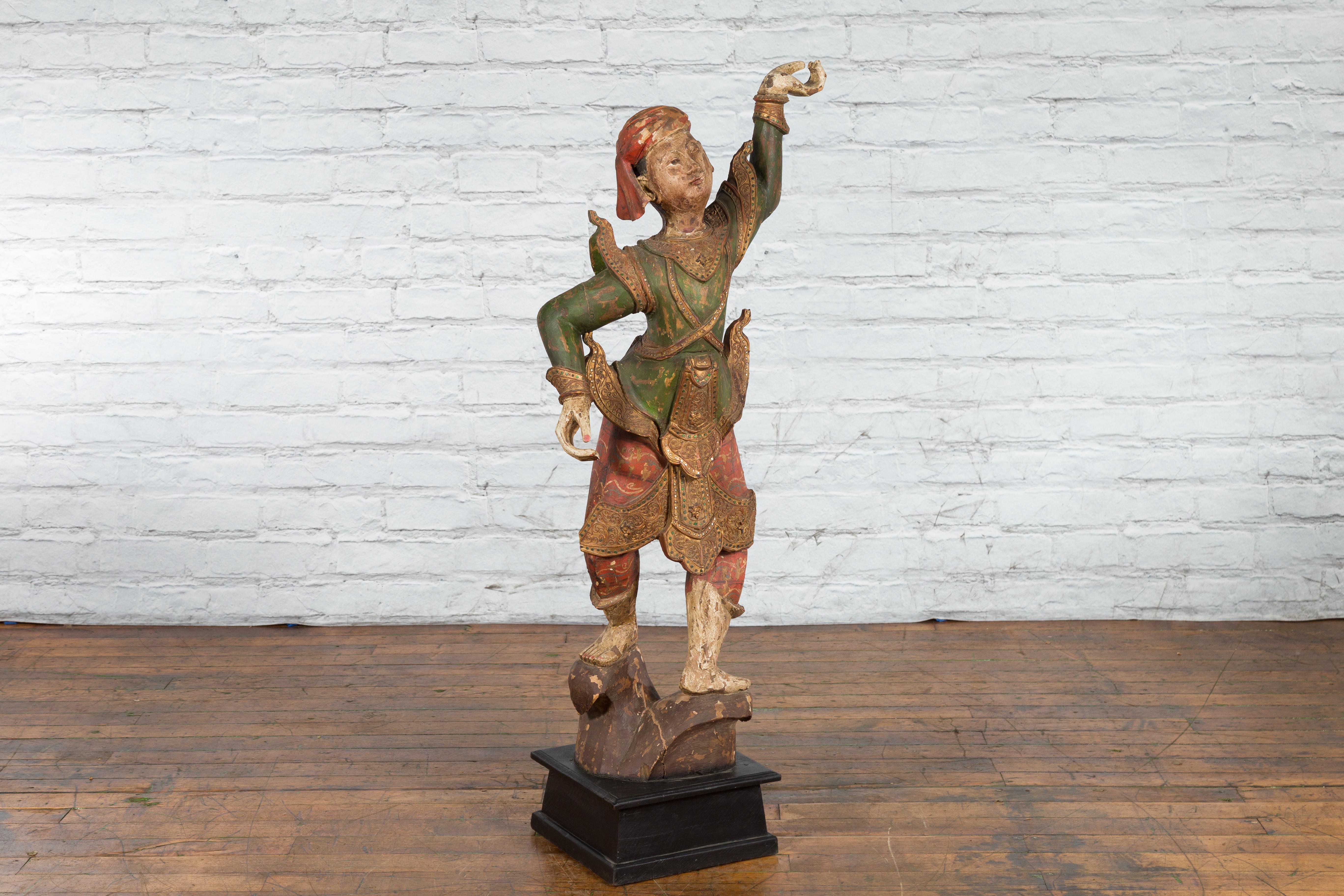 Sculpture balinaise du 19ème siècle en bois sculptée et peinte à la main d'une jeune danseuse en vente 4