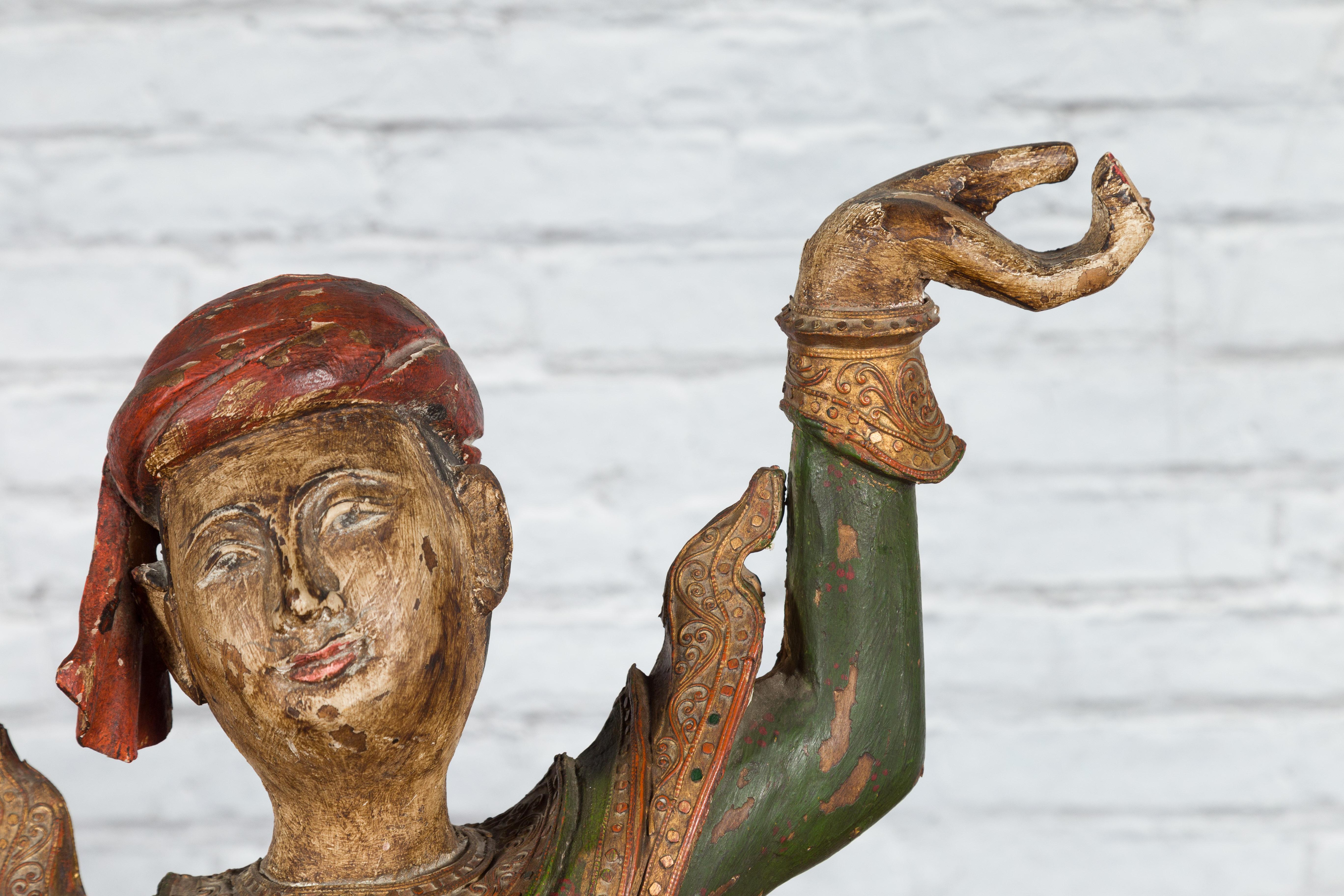 Sculpture balinaise du 19ème siècle en bois sculptée et peinte à la main d'une jeune danseuse en vente 5
