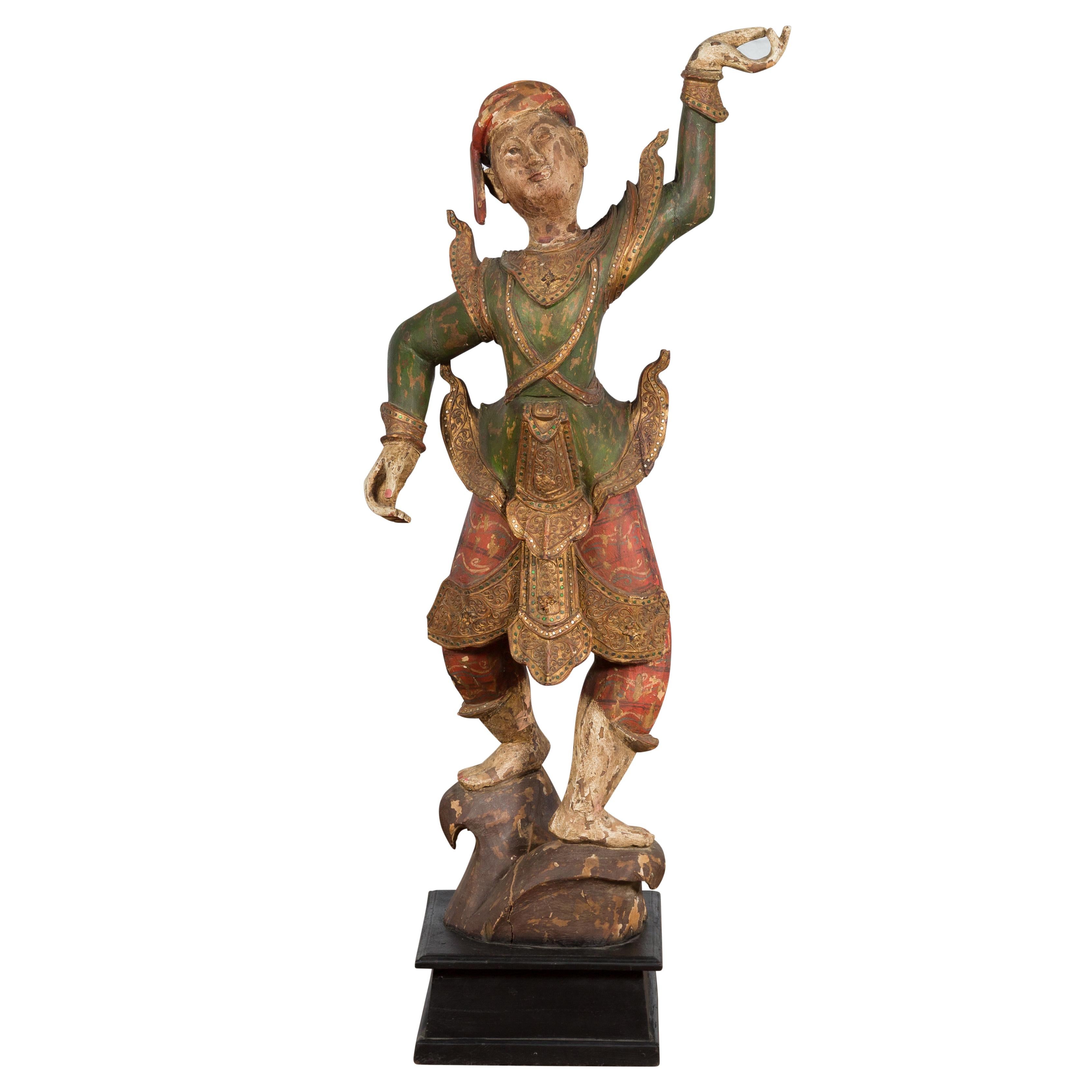 Sculpture balinaise du 19ème siècle en bois sculptée et peinte à la main d'une jeune danseuse en vente 8