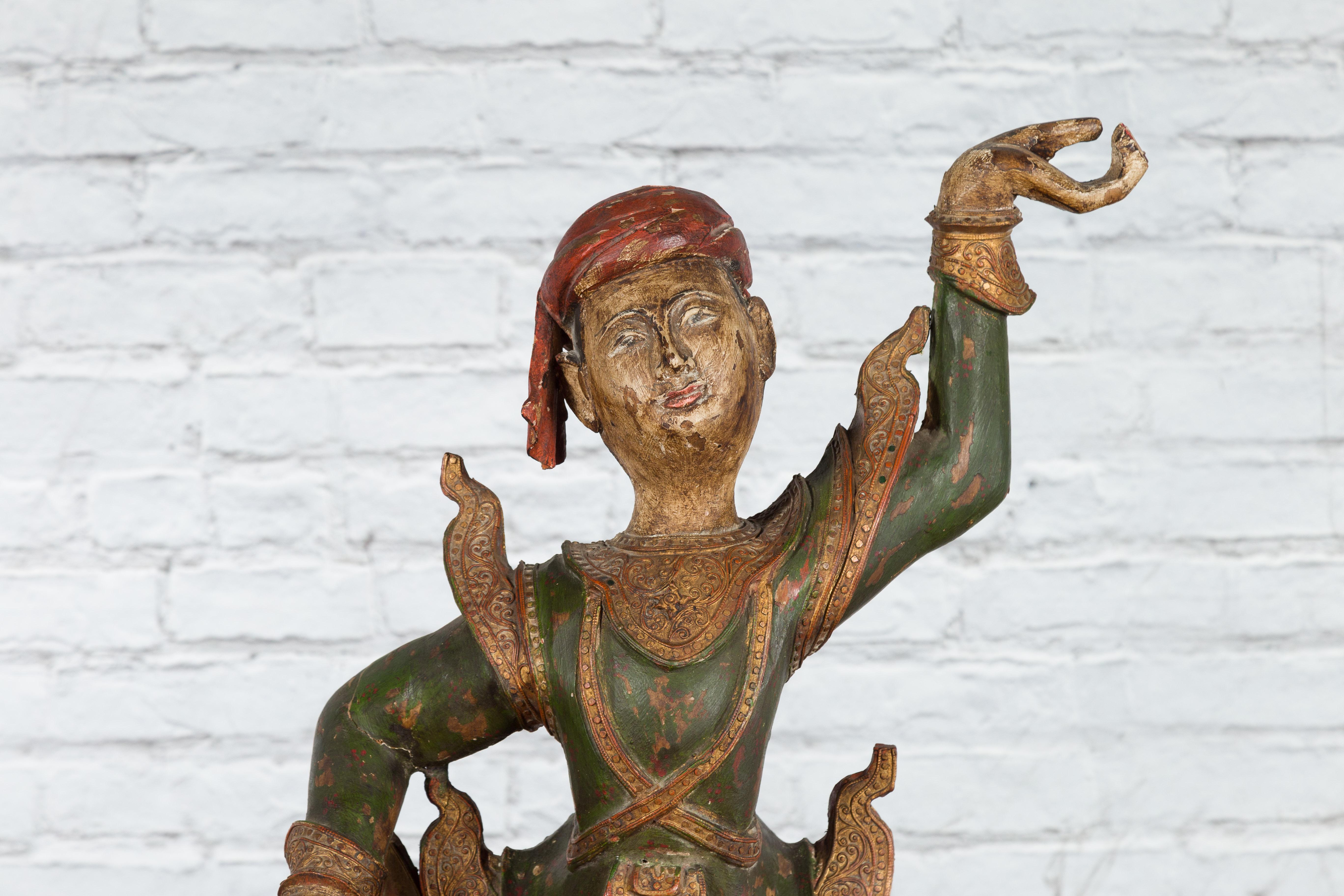 Balinesische handgeschnitzte und bemalte Holzskulptur eines jungen Tänzers aus dem 19. Jahrhundert im Zustand „Gut“ im Angebot in Yonkers, NY
