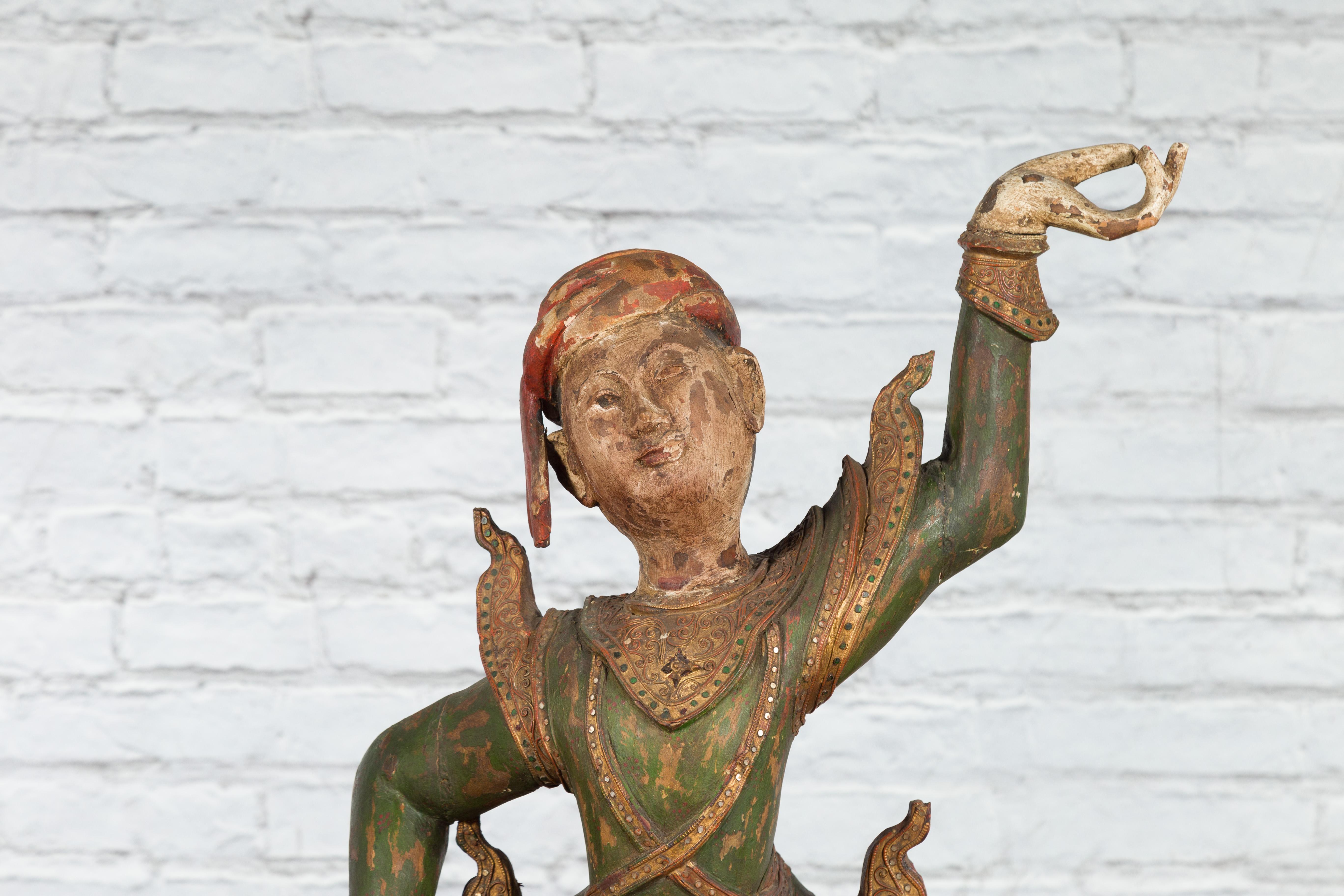 Sculpté à la main Sculpture balinaise du 19ème siècle en bois sculptée et peinte à la main d'une jeune danseuse en vente