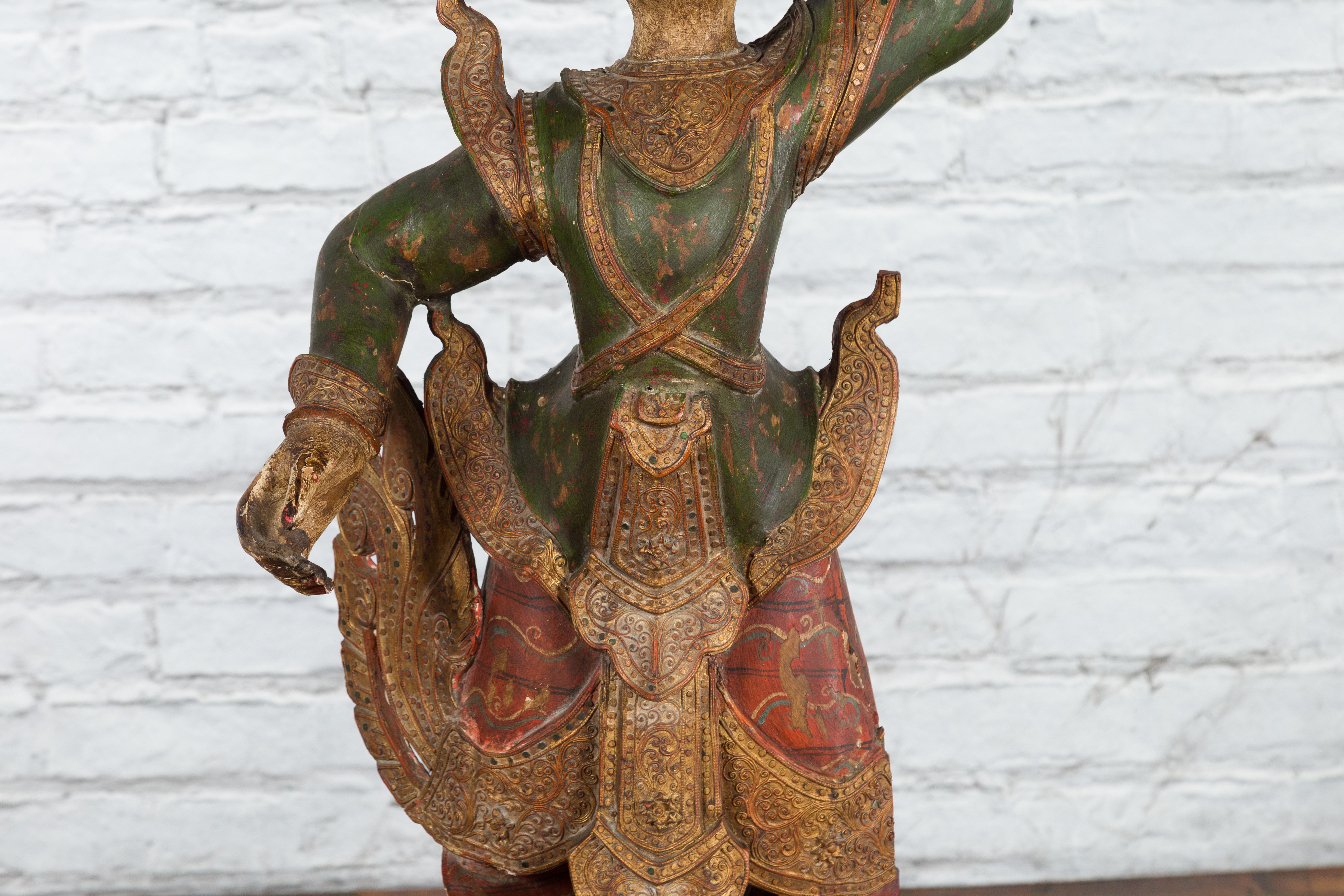 Balinesische handgeschnitzte und bemalte Holzskulptur eines jungen Tänzers aus dem 19. Jahrhundert im Angebot 1