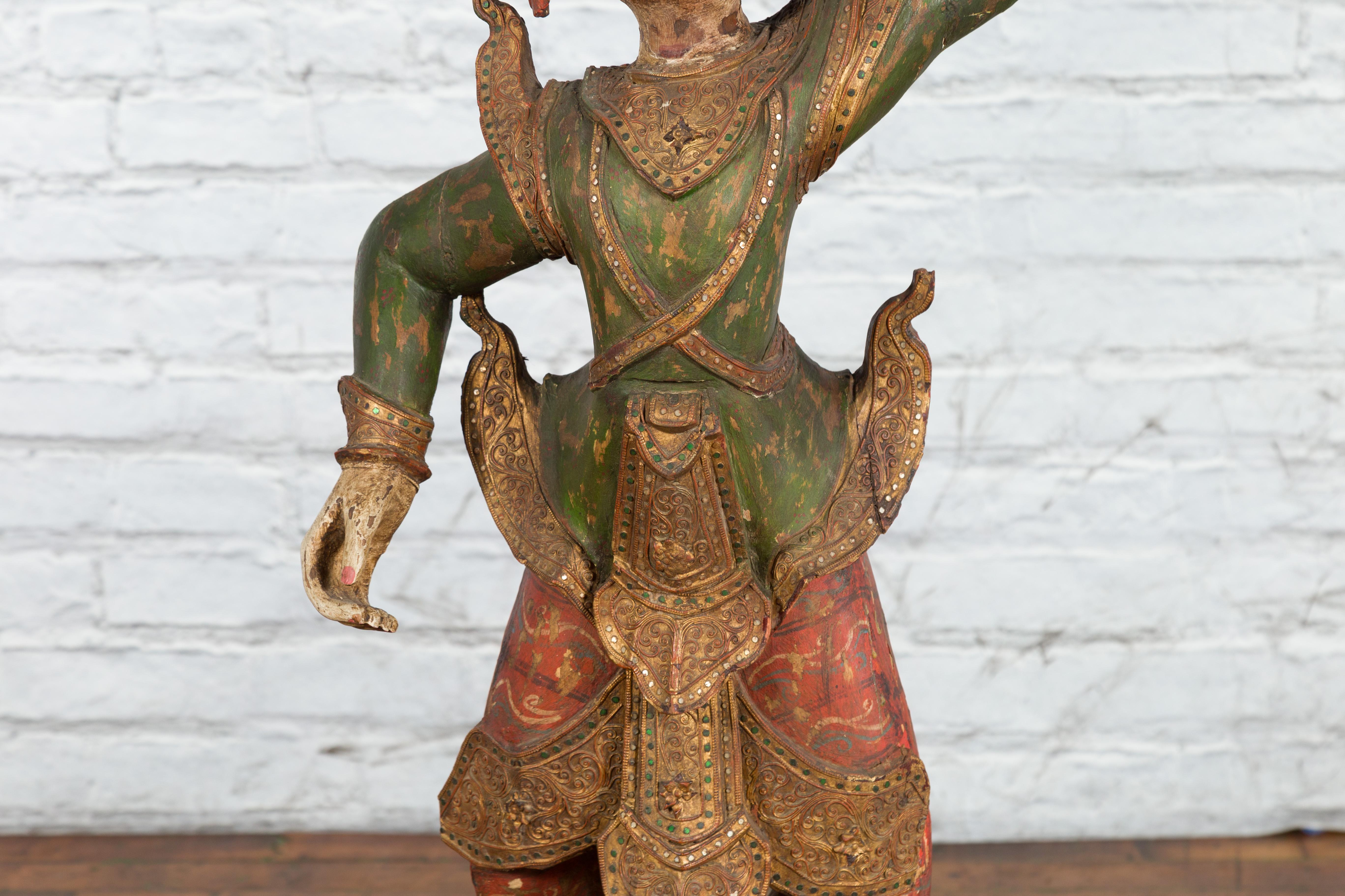 Balinesische handgeschnitzte und bemalte Holzskulptur eines jungen Tänzers aus dem 19. Jahrhundert im Angebot 1