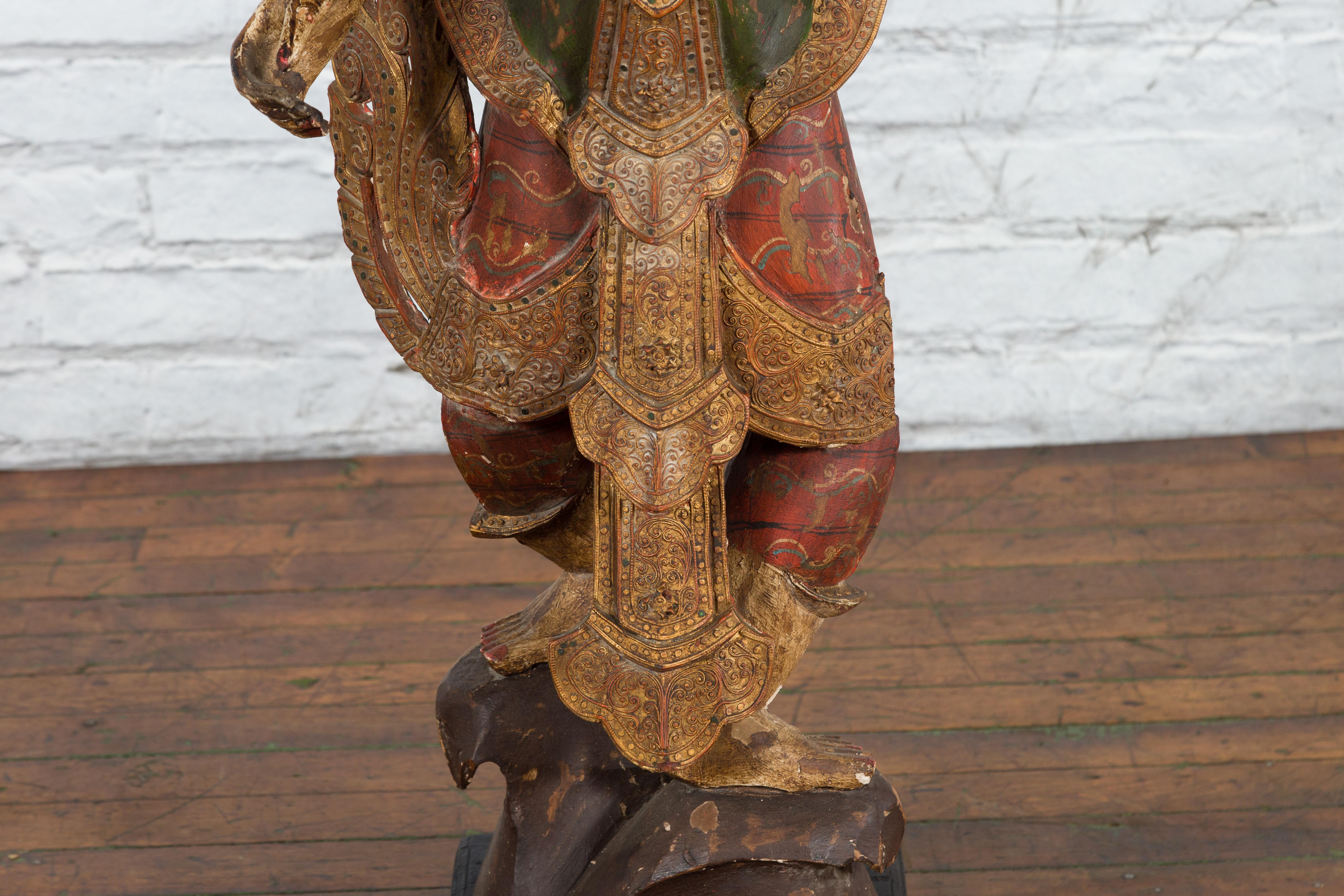 Balinesische handgeschnitzte und bemalte Holzskulptur eines jungen Tänzers aus dem 19. Jahrhundert im Angebot 2