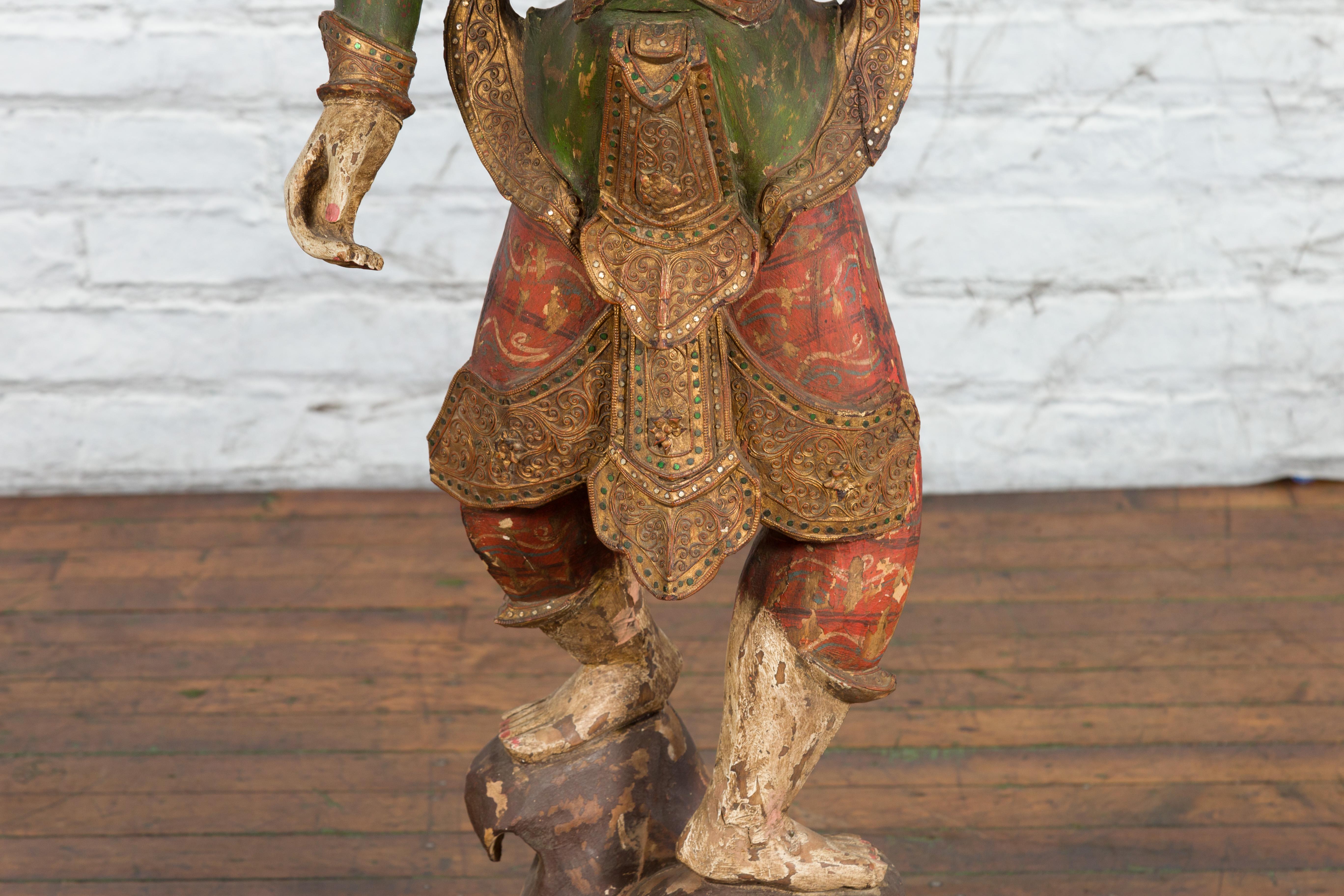 Balinesische handgeschnitzte und bemalte Holzskulptur eines jungen Tänzers aus dem 19. Jahrhundert im Angebot 2