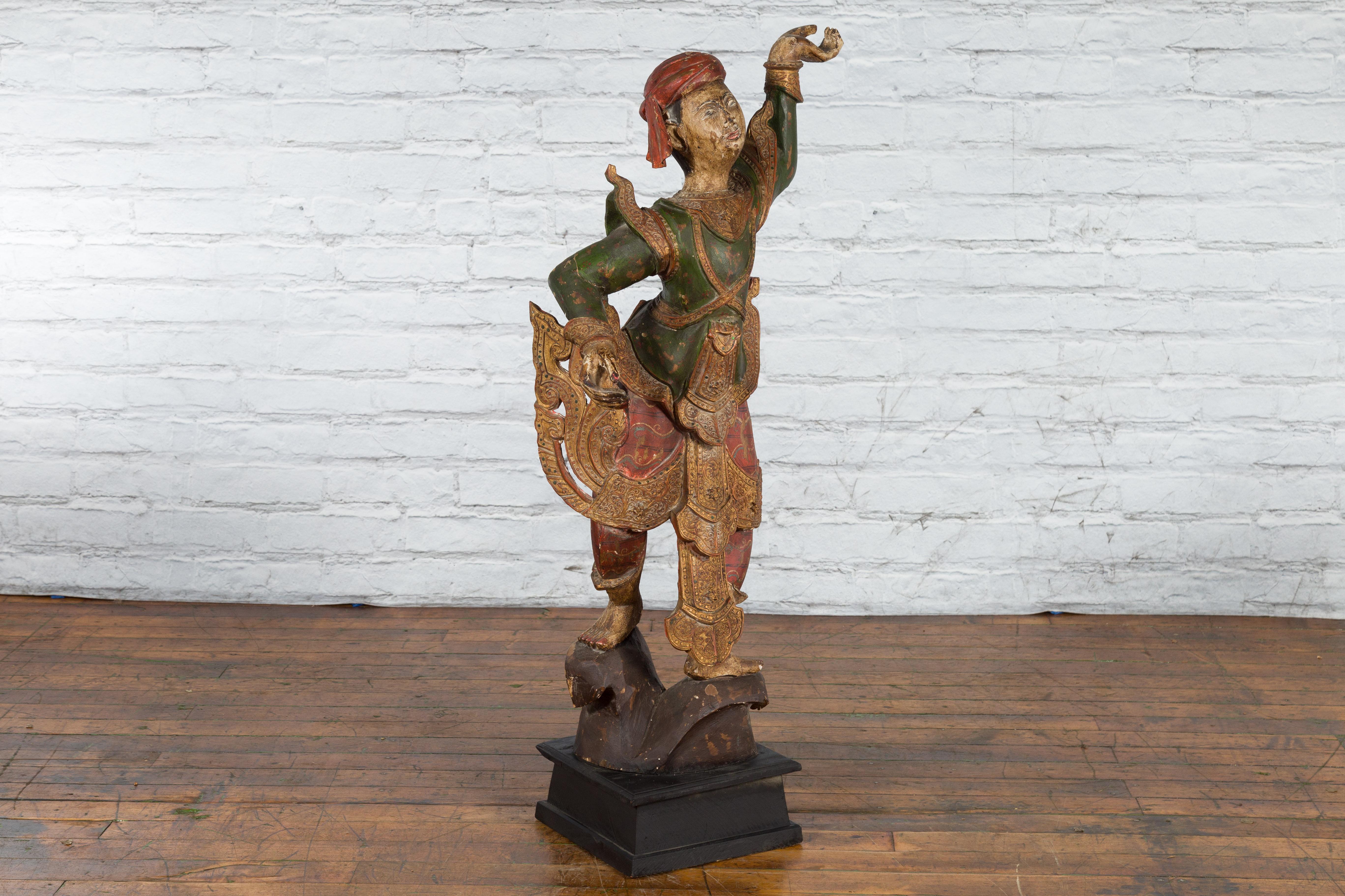 Sculpture balinaise du 19ème siècle en bois sculptée et peinte à la main d'une jeune danseuse en vente 1