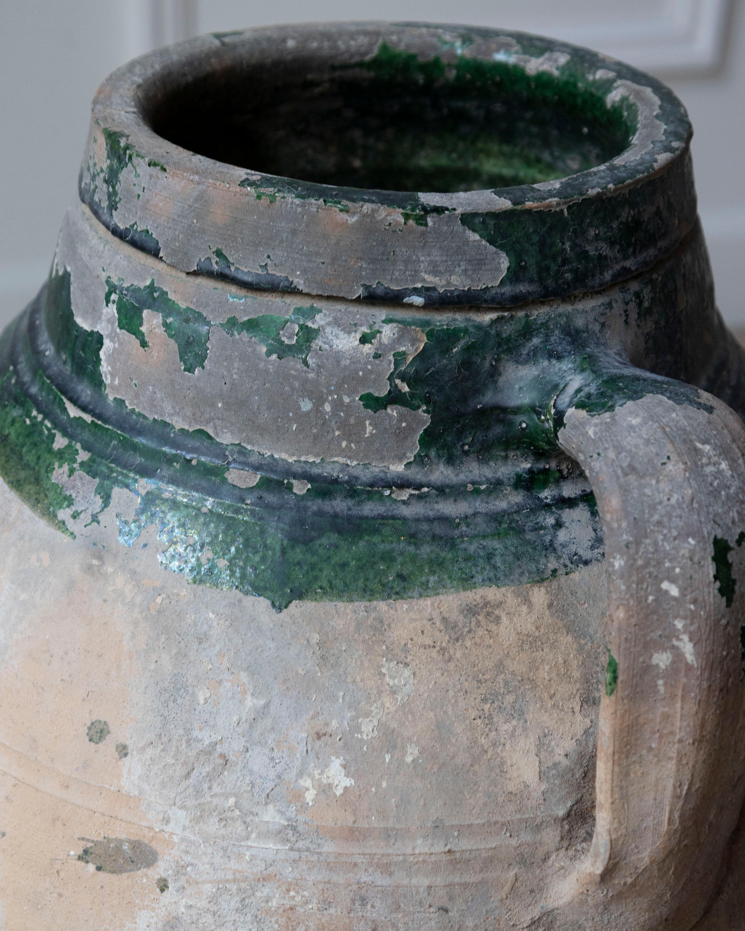Jarre en terre cuite des Balkans du 19e siècle avec glaçure goutte à goutte verte en vente 1