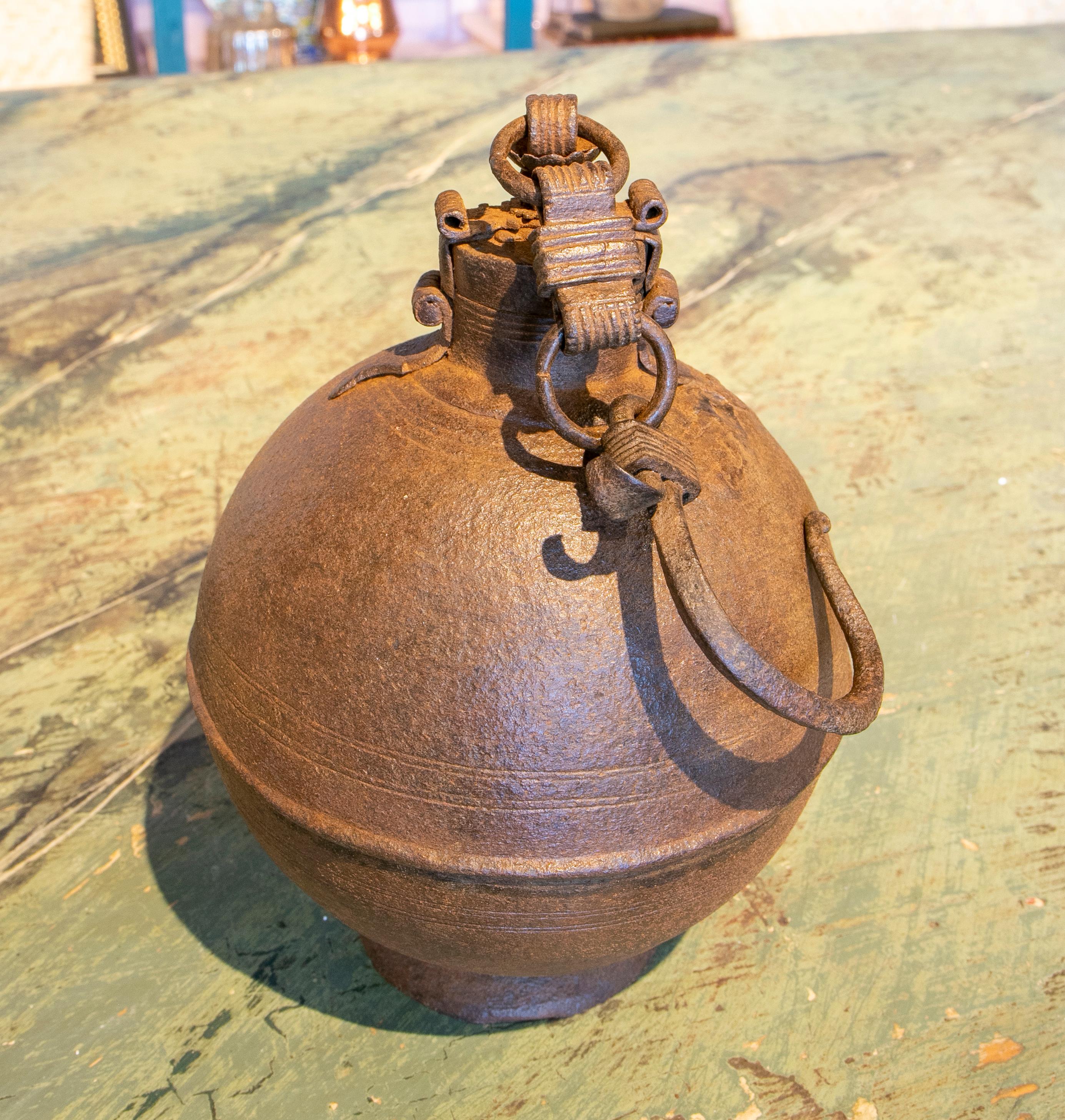 Boîte en fer en forme de boule du 19ème siècle avec crochet à accrocher et serrure en vente 4
