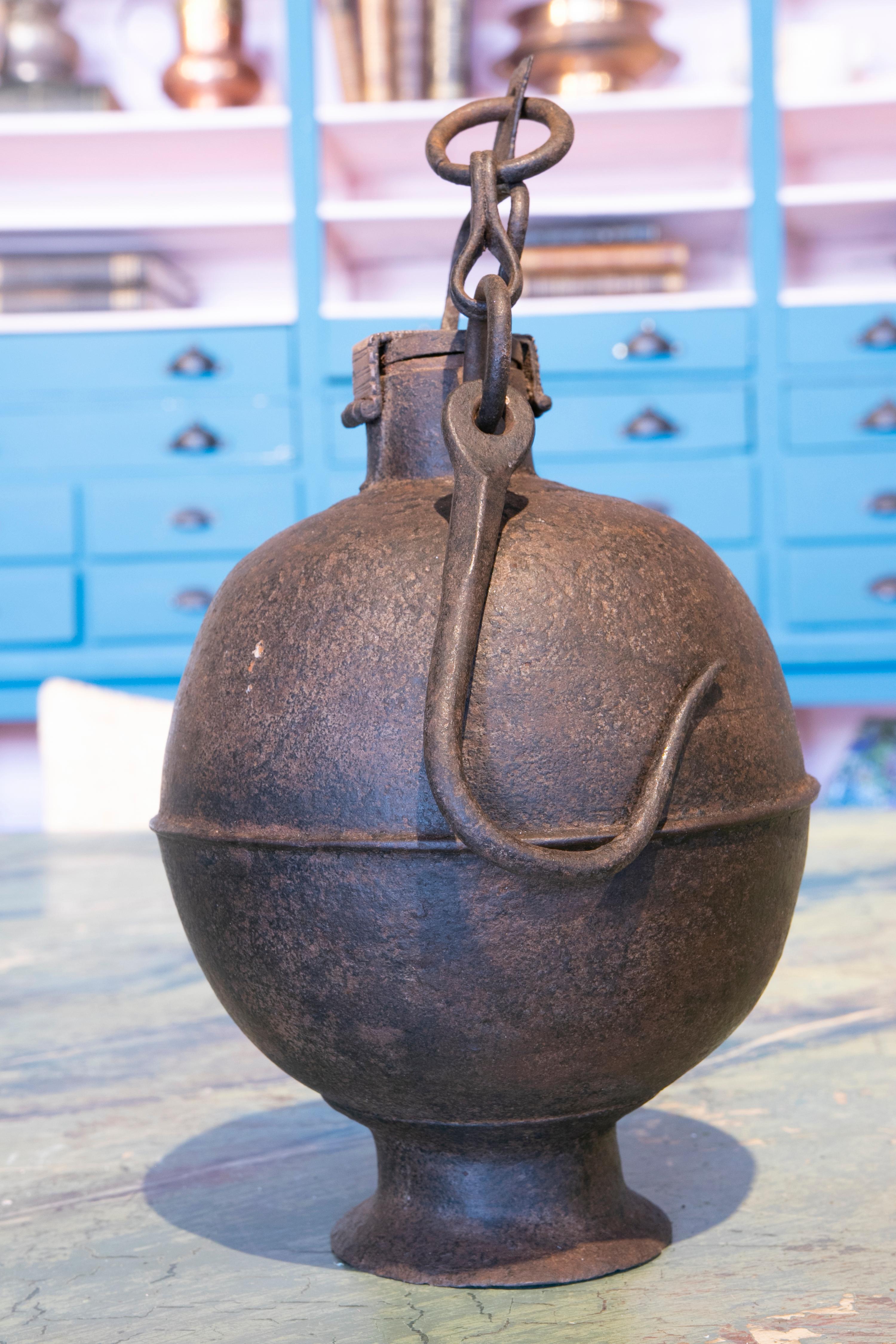 Boîte en fer en forme de boule du 19ème siècle avec crochet à accrocher et serrure en vente 4