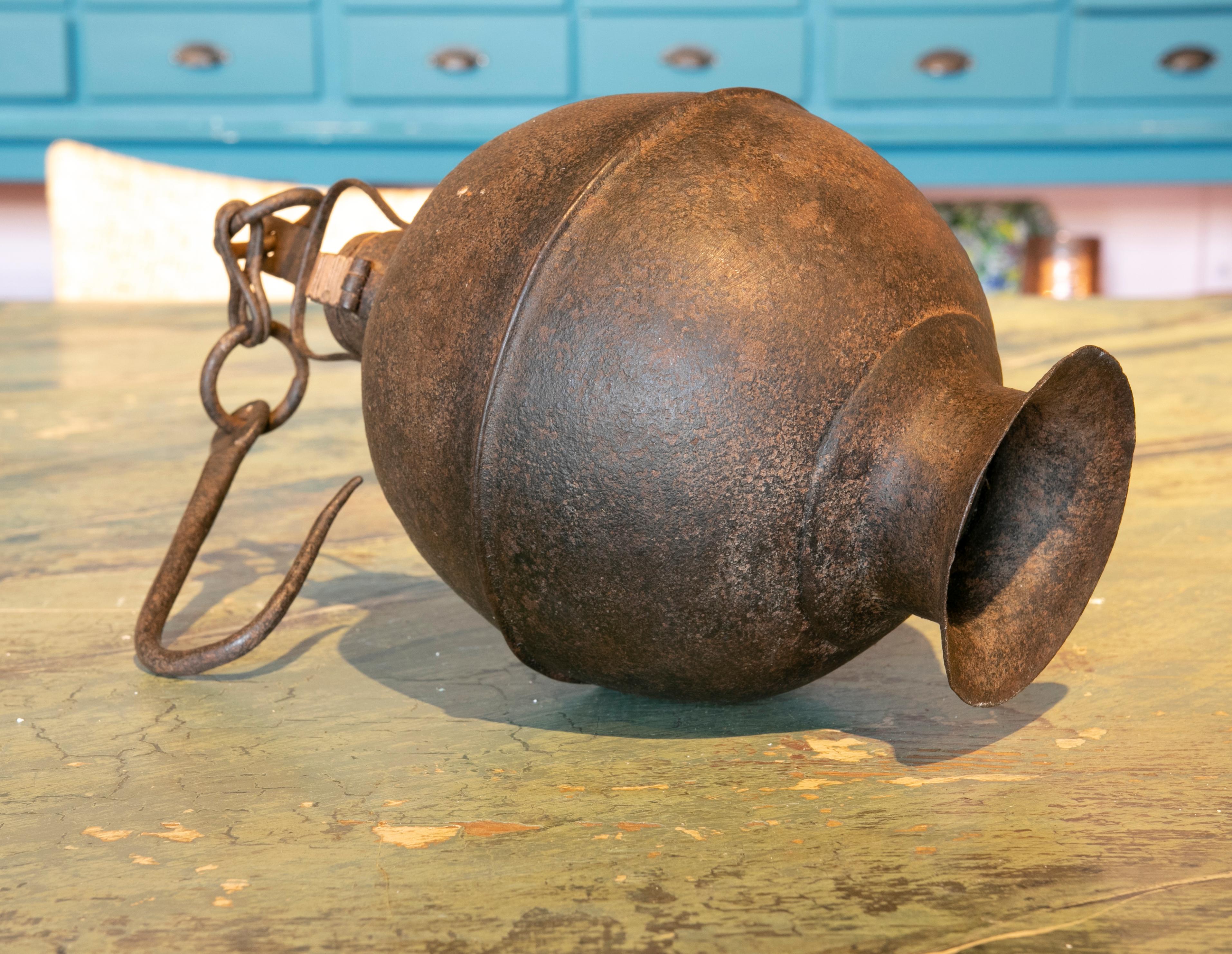 Boîte en fer en forme de boule du 19ème siècle avec crochet à accrocher et serrure en vente 5