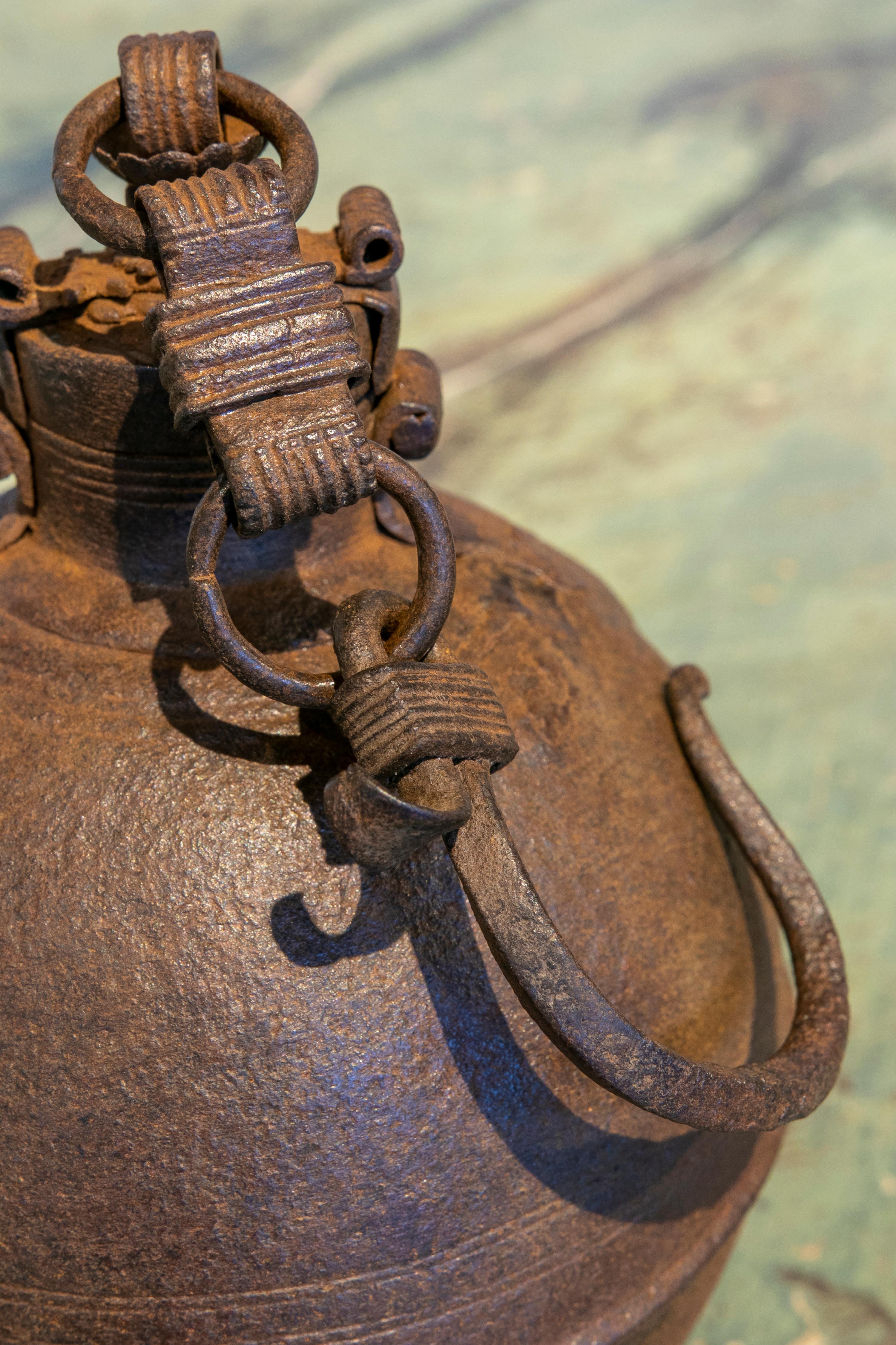Boîte en fer en forme de boule du 19ème siècle avec crochet à accrocher et serrure en vente 6