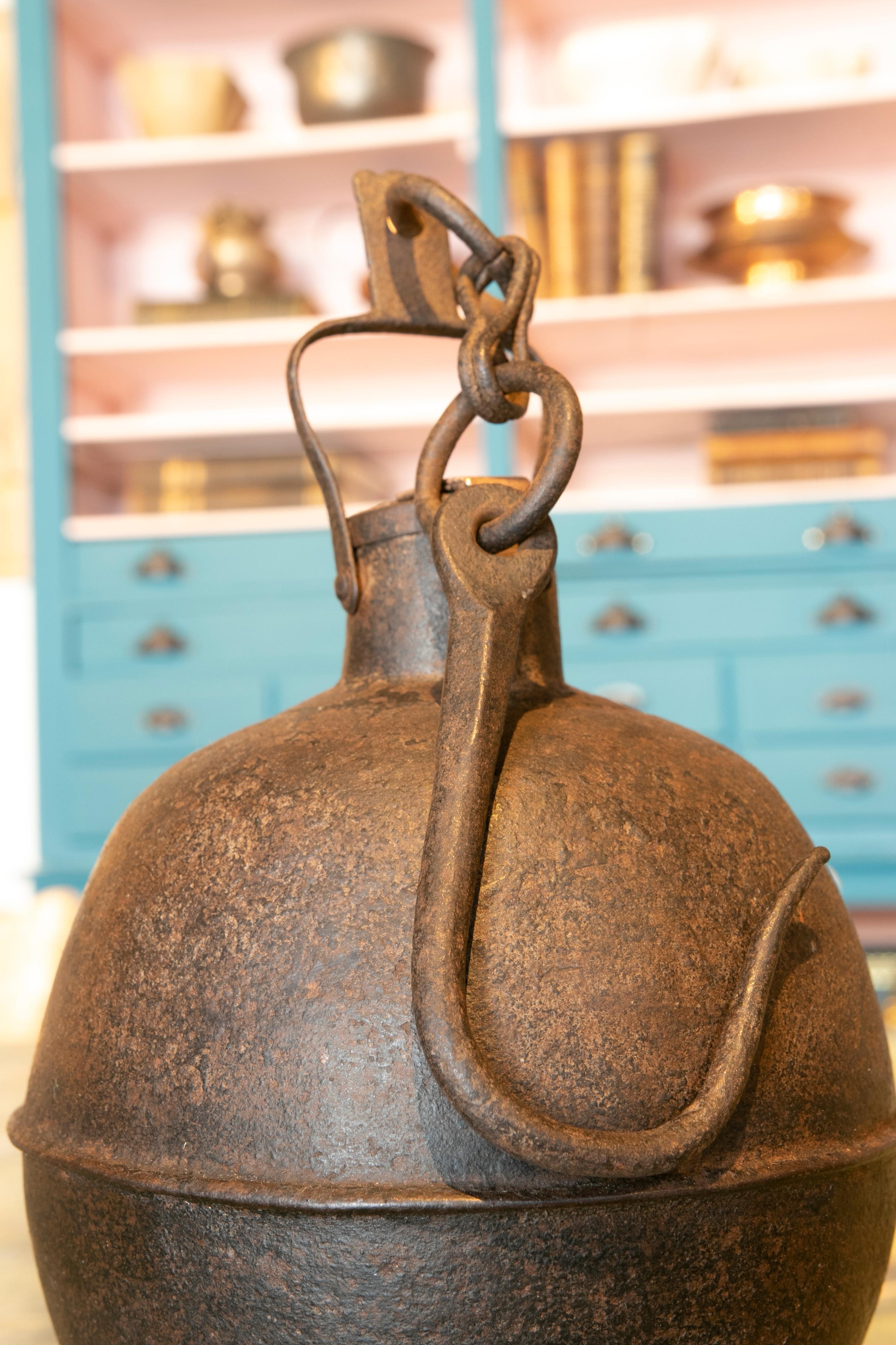 Boîte en fer en forme de boule du 19ème siècle avec crochet à accrocher et serrure en vente 6