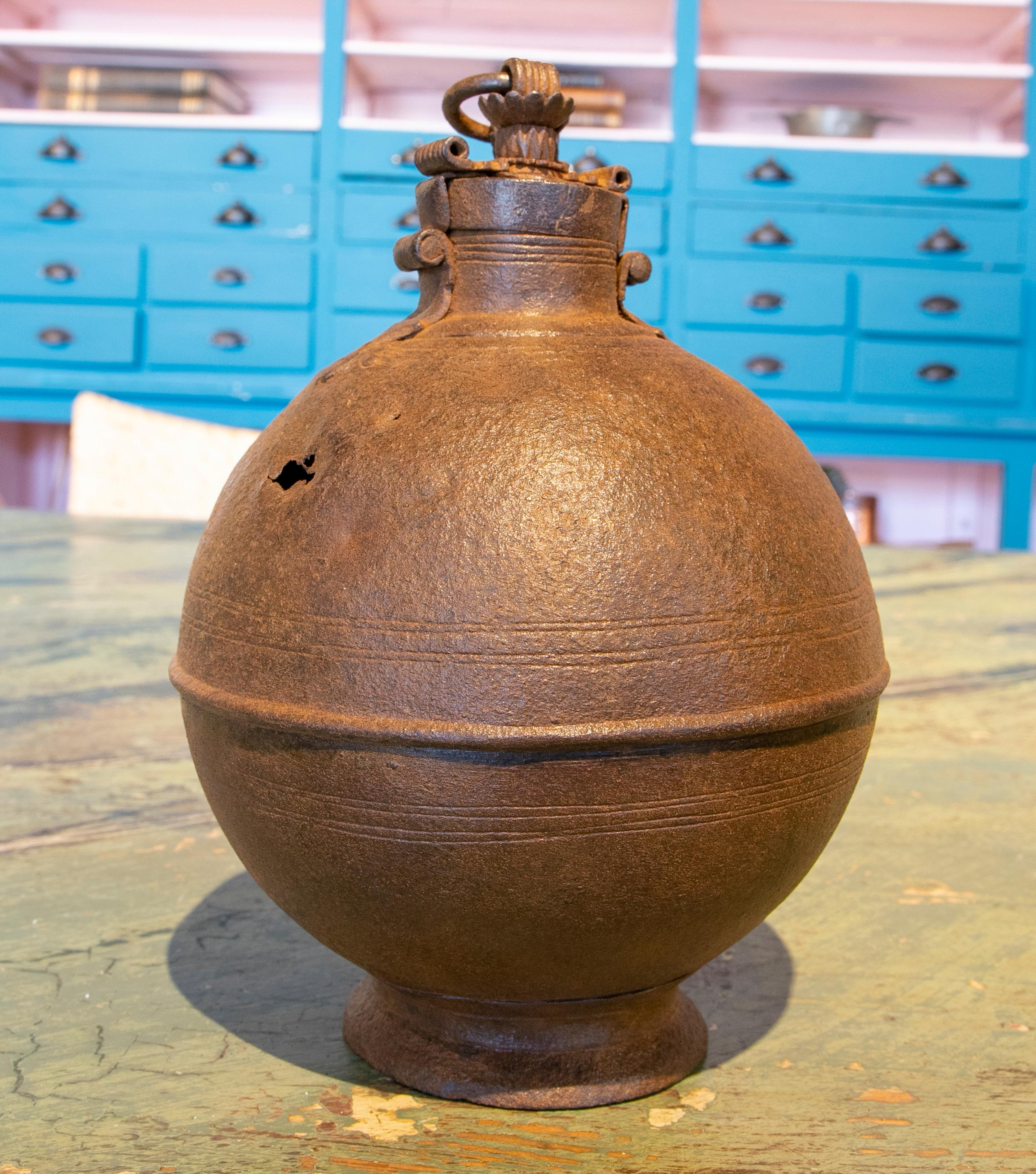 Espagnol Boîte en fer en forme de boule du 19ème siècle avec crochet à accrocher et serrure en vente