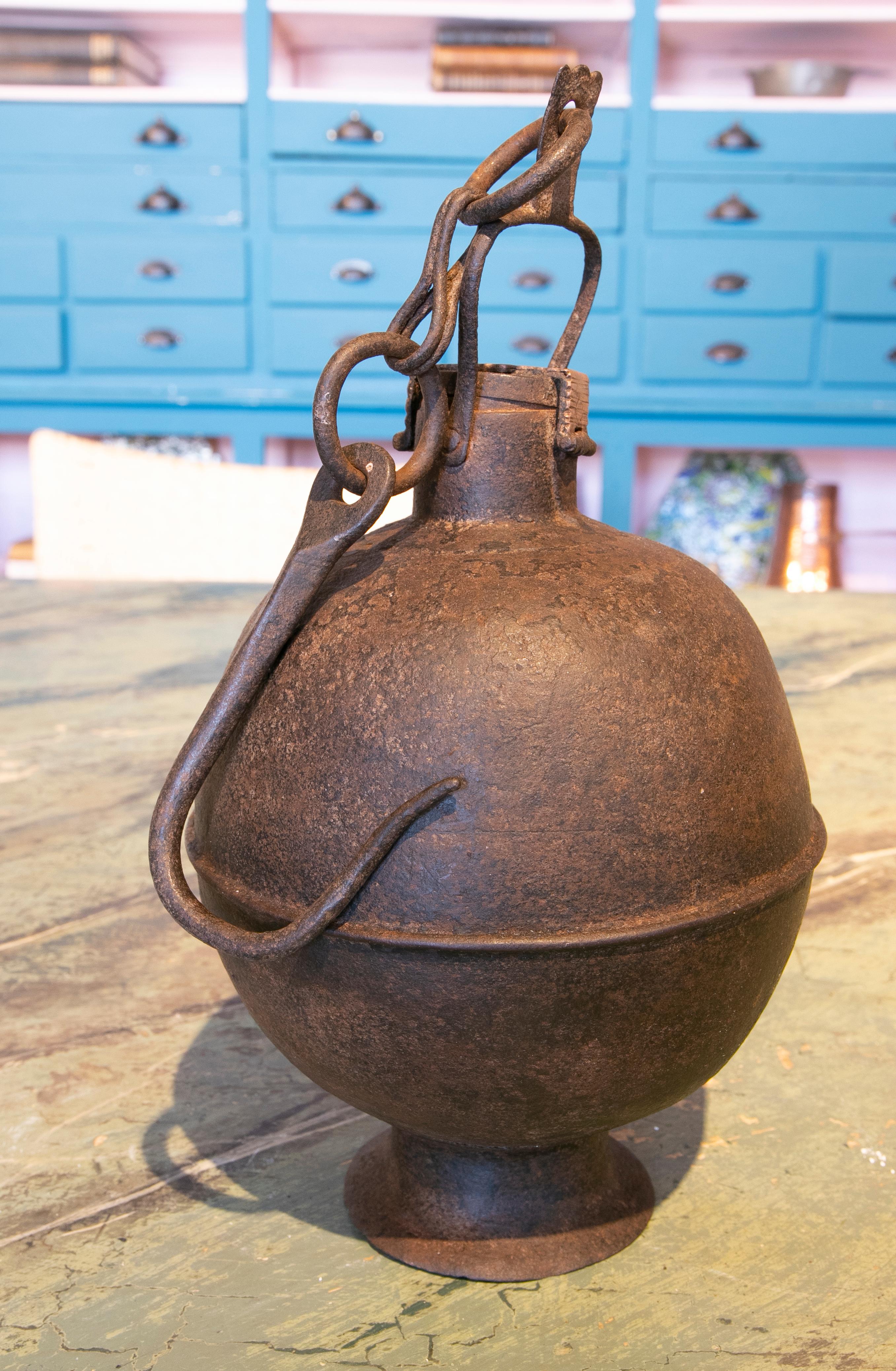 Boîte en fer en forme de boule du 19ème siècle avec crochet à accrocher et serrure Bon état - En vente à Marbella, ES