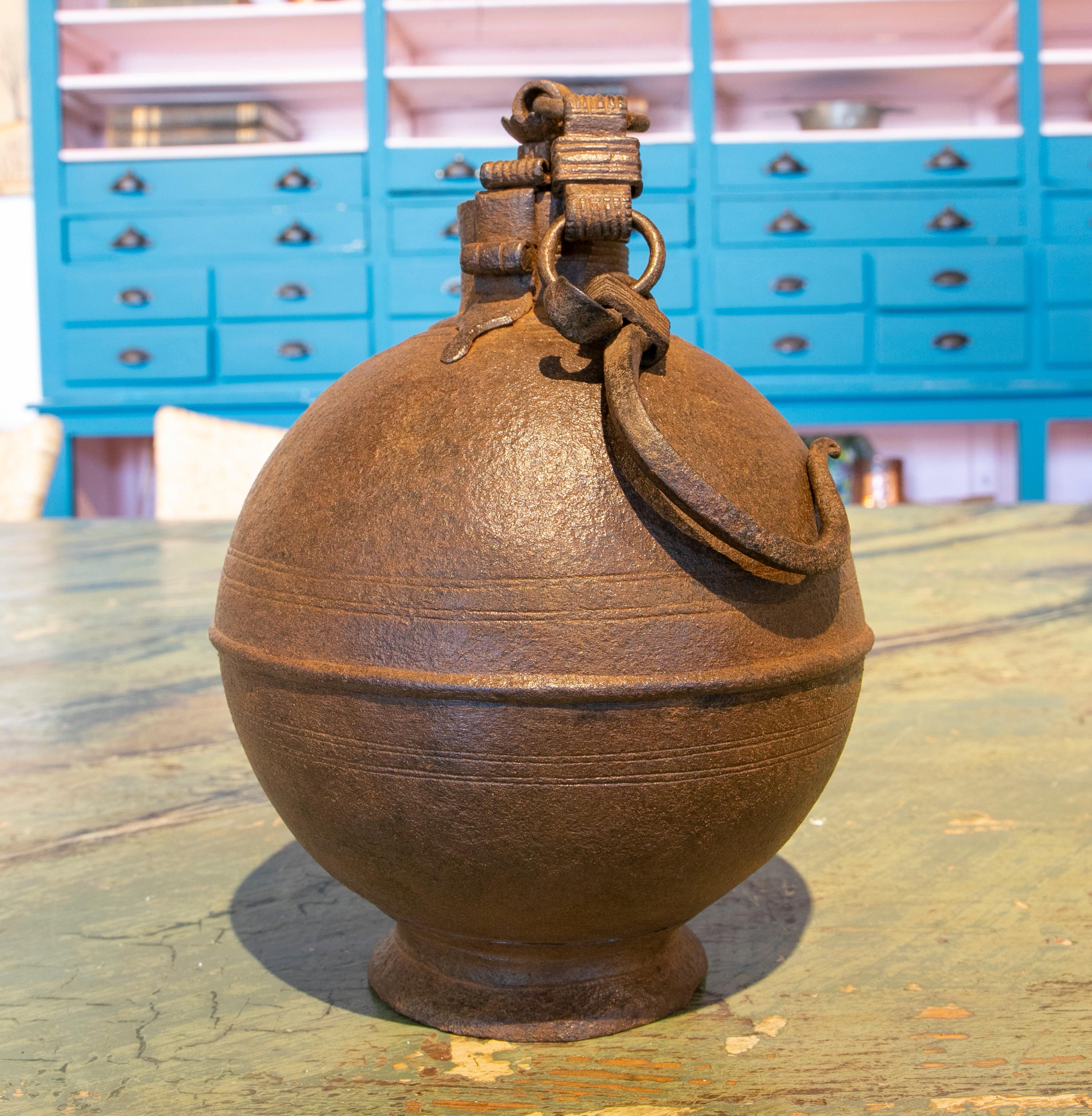 XIXe siècle Boîte en fer en forme de boule du 19ème siècle avec crochet à accrocher et serrure en vente