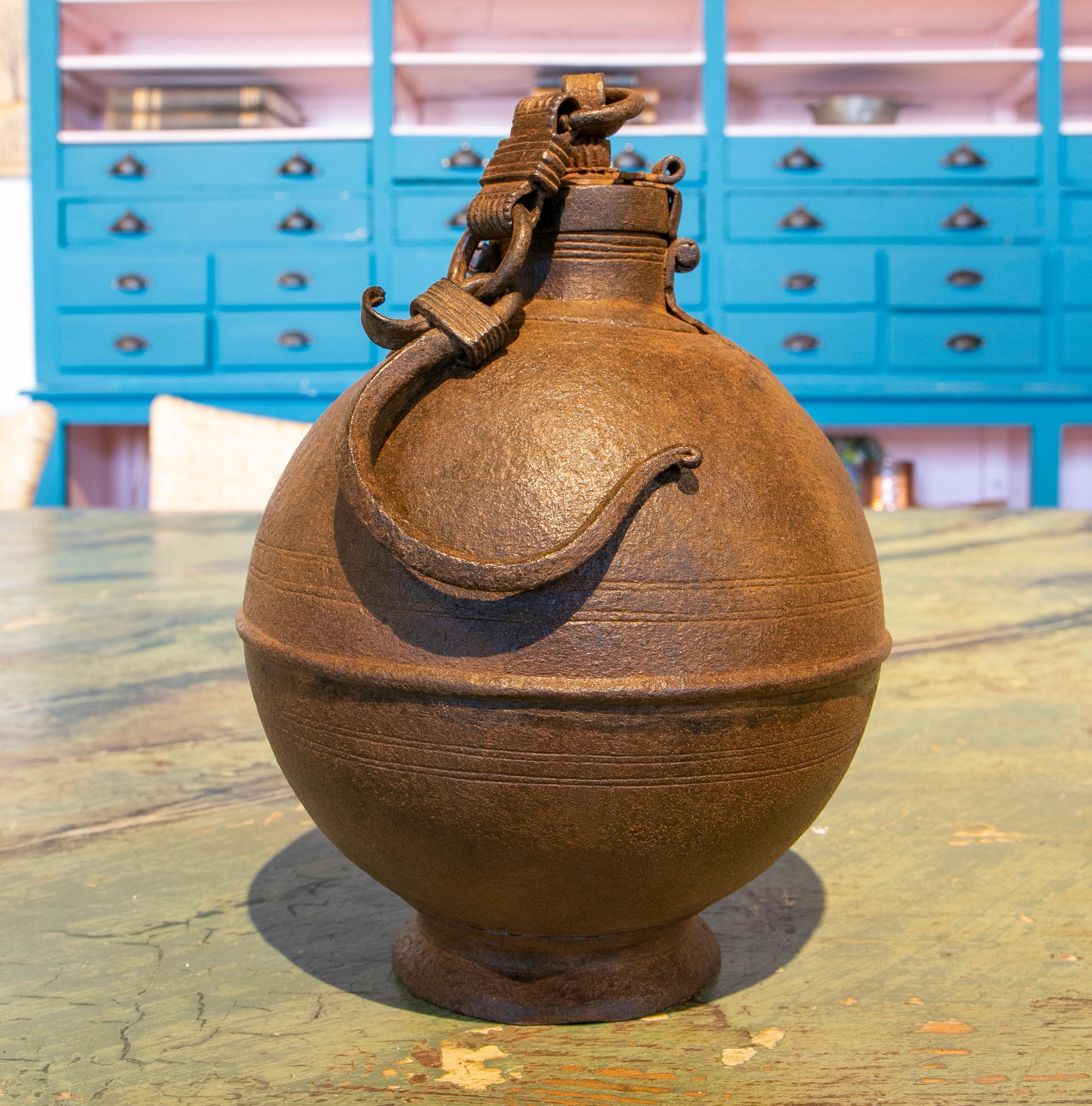 Fer Boîte en fer en forme de boule du 19ème siècle avec crochet à accrocher et serrure en vente