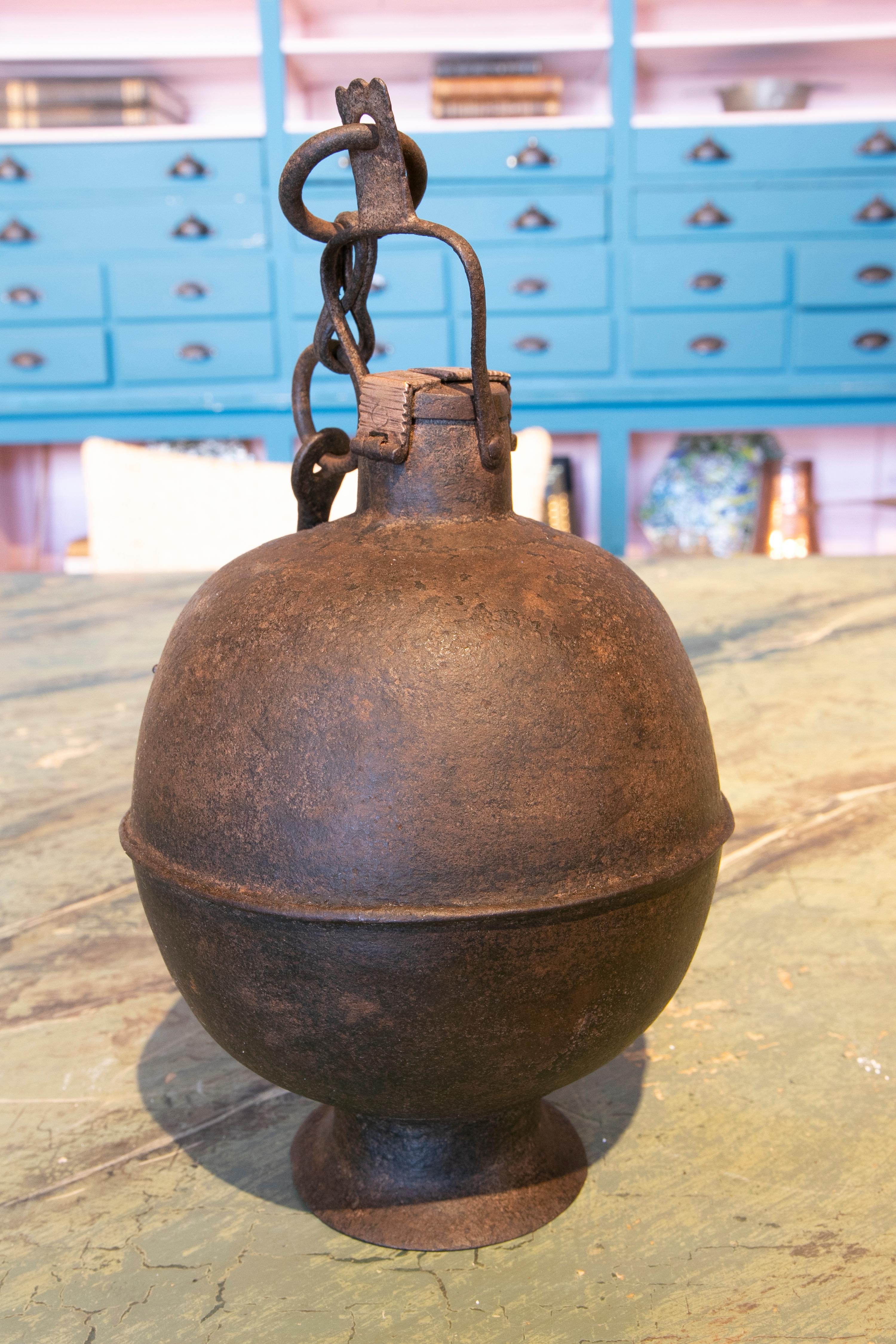 Fer Boîte en fer en forme de boule du 19ème siècle avec crochet à accrocher et serrure en vente